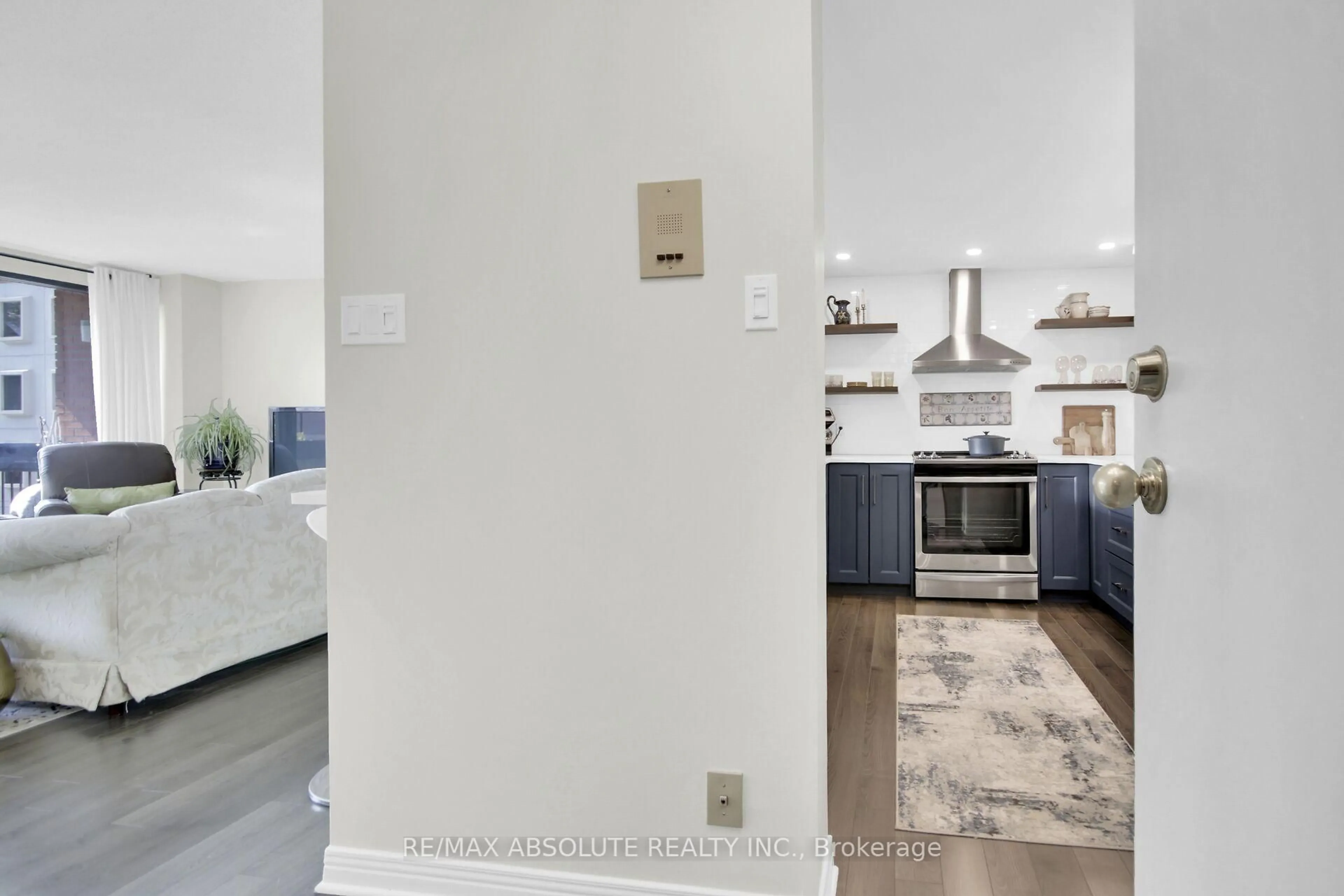 Open concept kitchen, ceramic/tile floor for 446 Gilmour St #302, Ottawa Ontario K2P 0R8