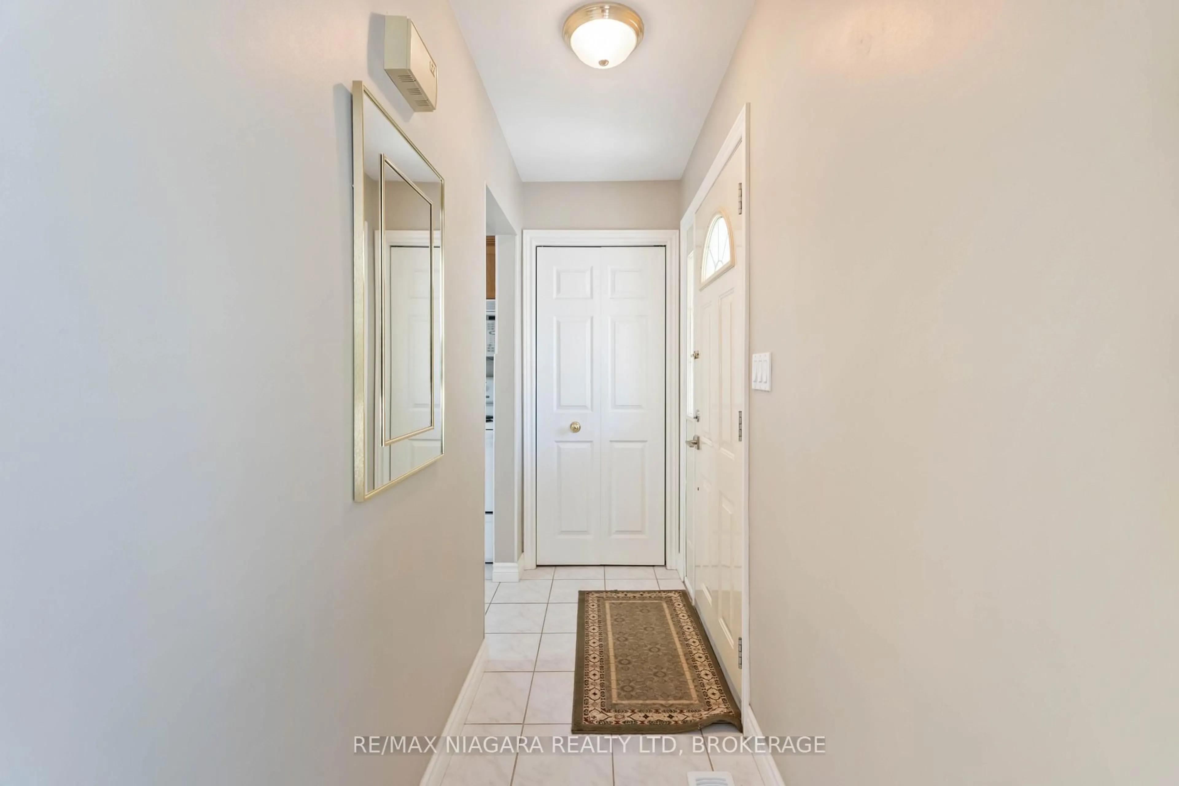 Indoor entryway for 5514 Glenholme Ave, Niagara Falls Ontario L2G 4X9