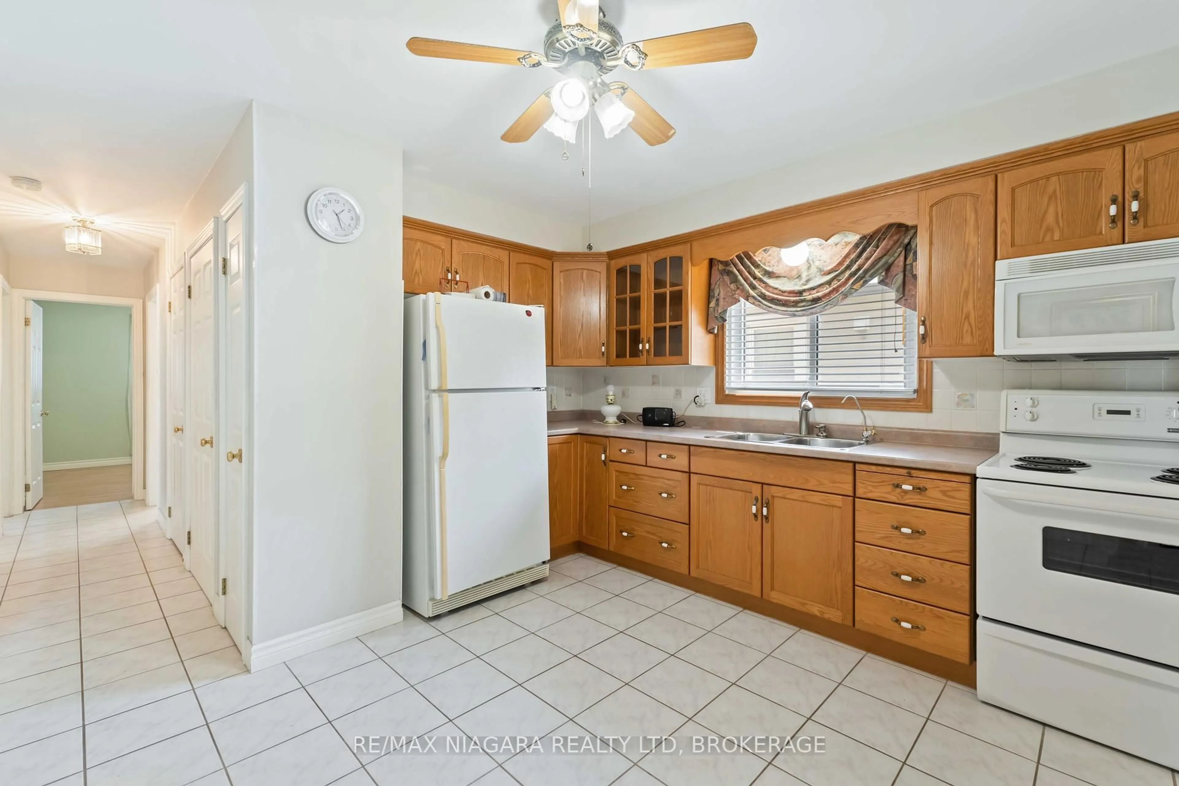 Standard kitchen, ceramic/tile floor for 5514 Glenholme Ave, Niagara Falls Ontario L2G 4X9