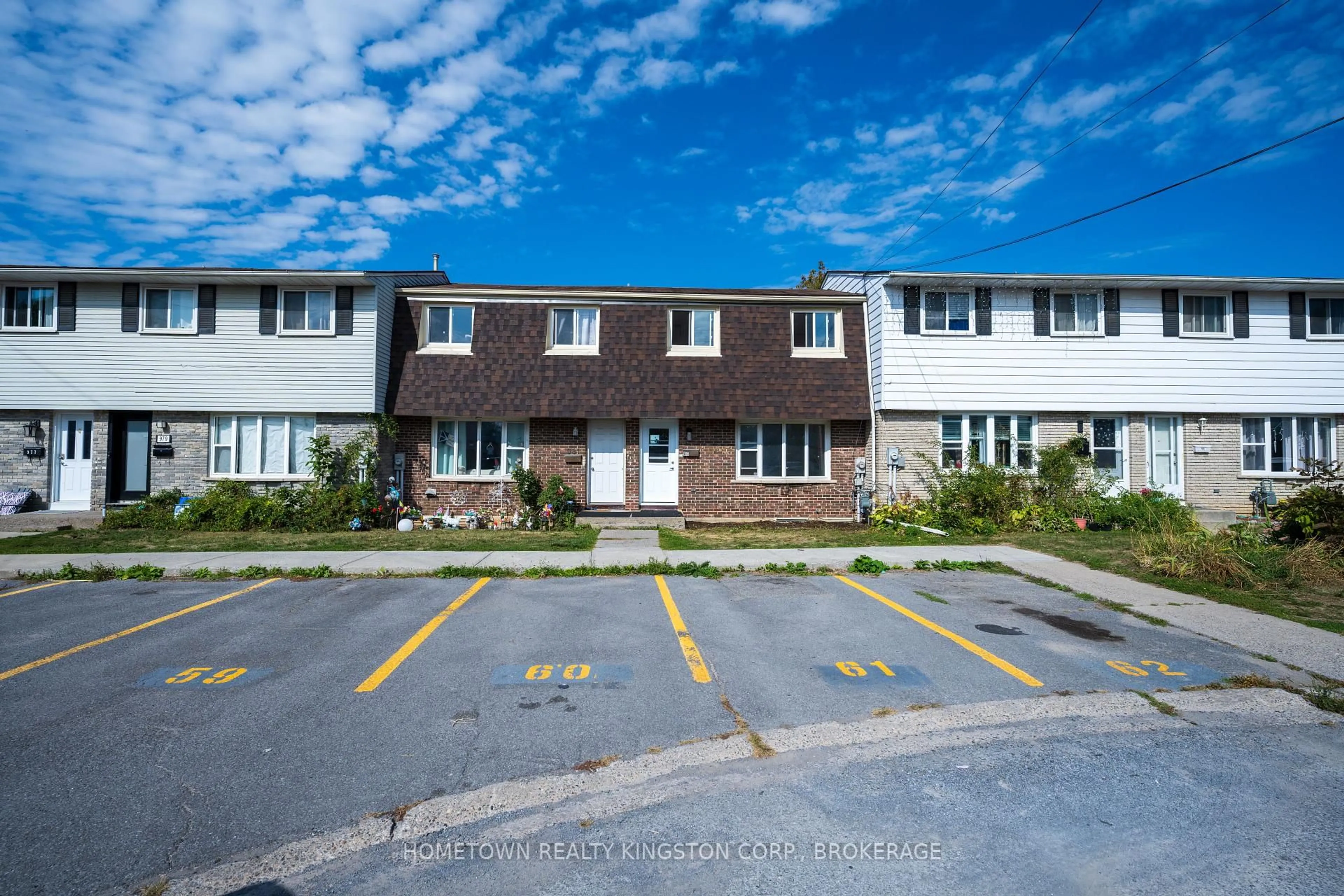 A pic from outside/outdoor area/front of a property/back of a property/a pic from drone, street for 983 Oakview Ave, Kingston Ontario K7M 6W9