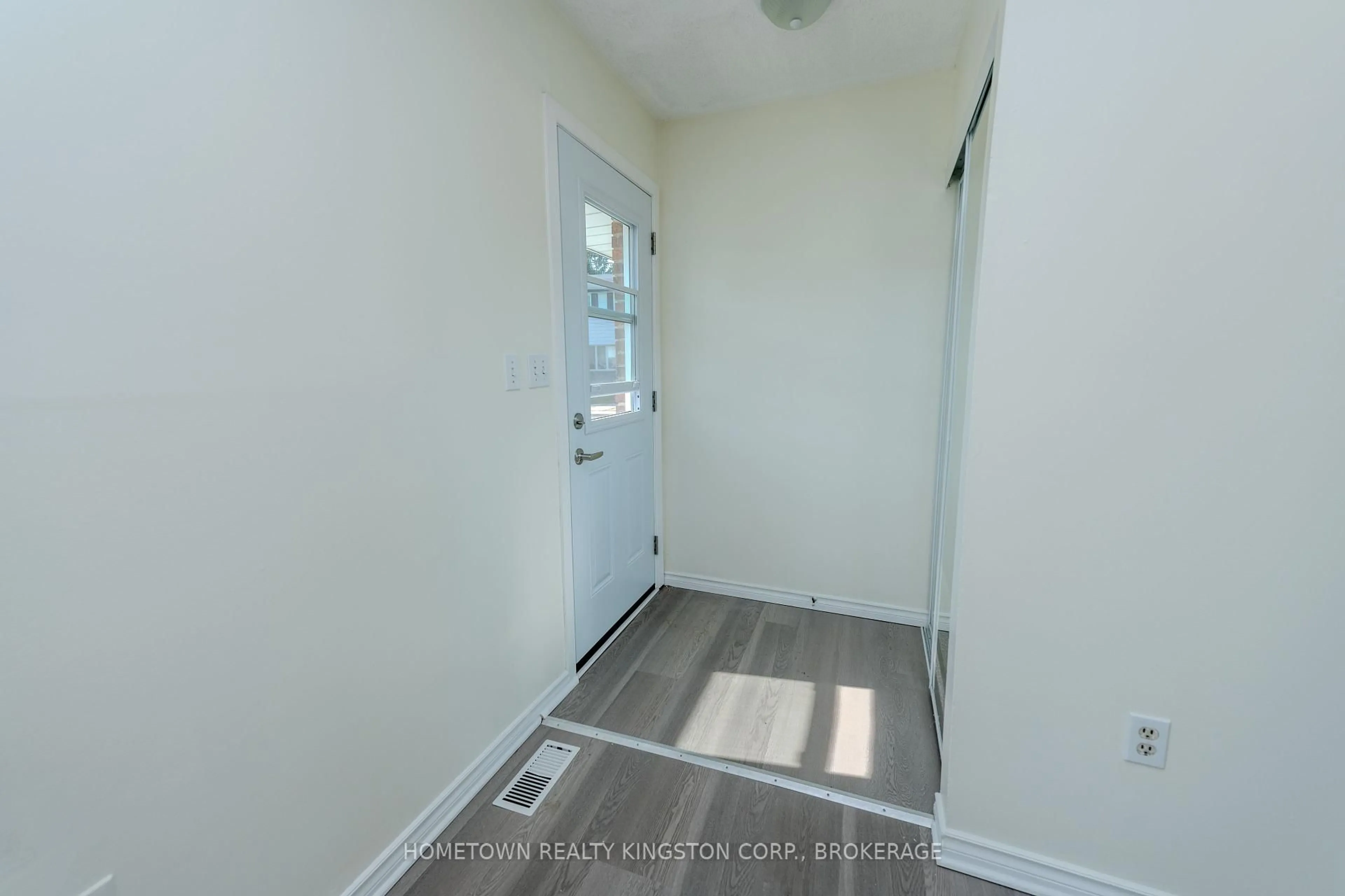 Indoor entryway for 983 Oakview Ave, Kingston Ontario K7M 6W9