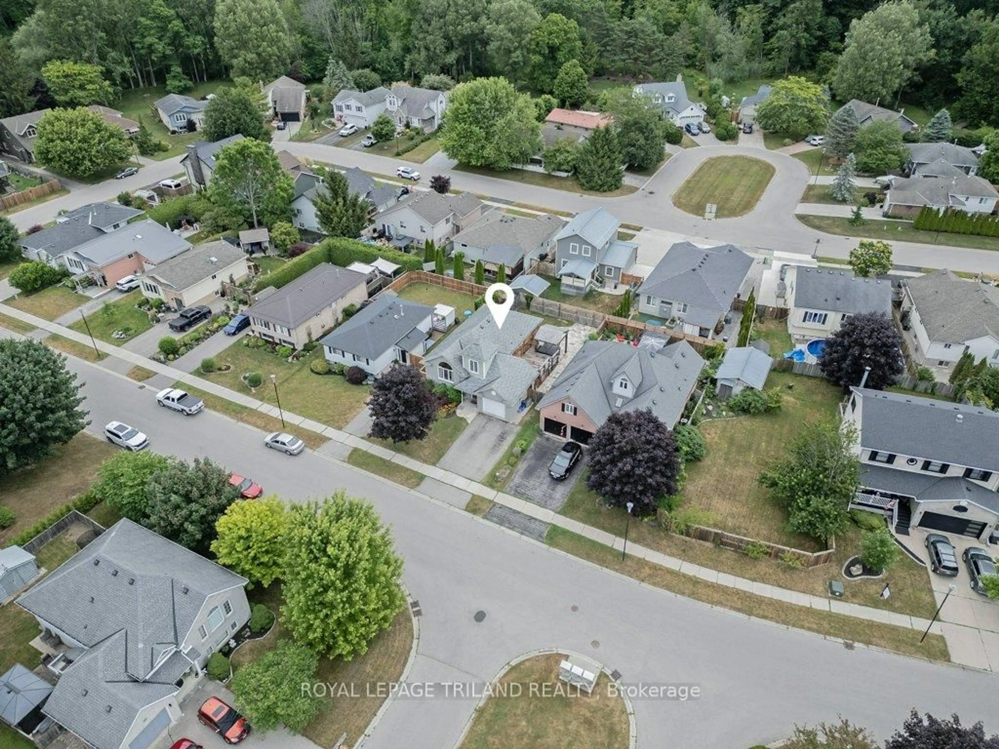 A pic from outside/outdoor area/front of a property/back of a property/a pic from drone, street for 307 Frances St, Central Elgin Ontario N5L 1B2
