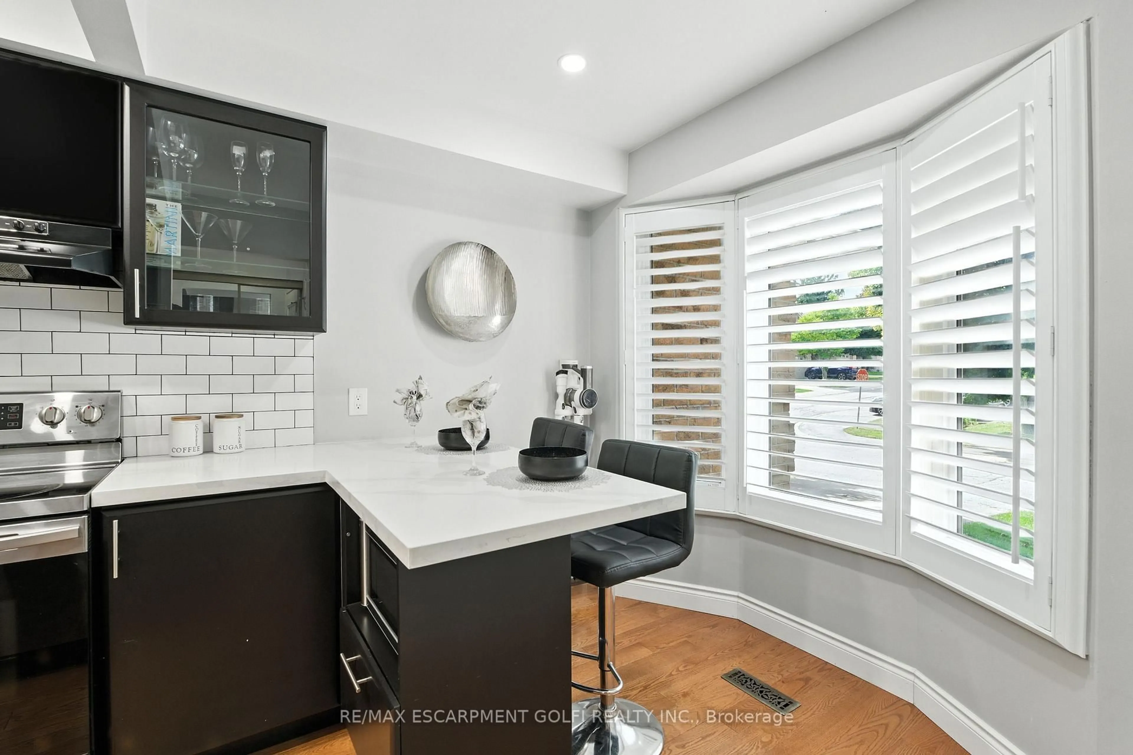 Contemporary bathroom, ceramic/tile floor for 800 Upper Paradise Rd #40, Hamilton Ontario L9C 7L2
