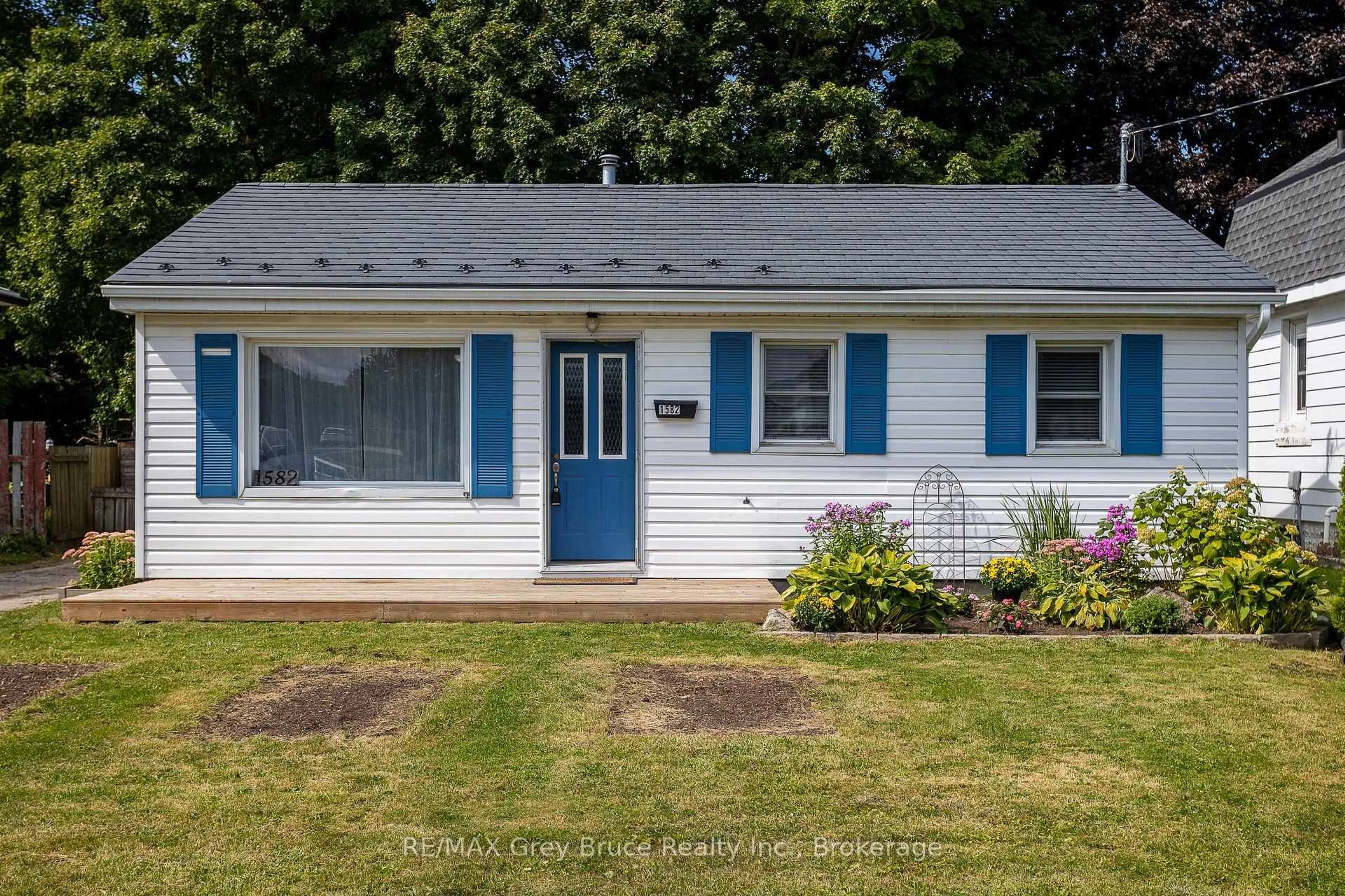Home with vinyl exterior material, street for 1582 9TH Ave, Owen Sound Ontario N4K 3G3