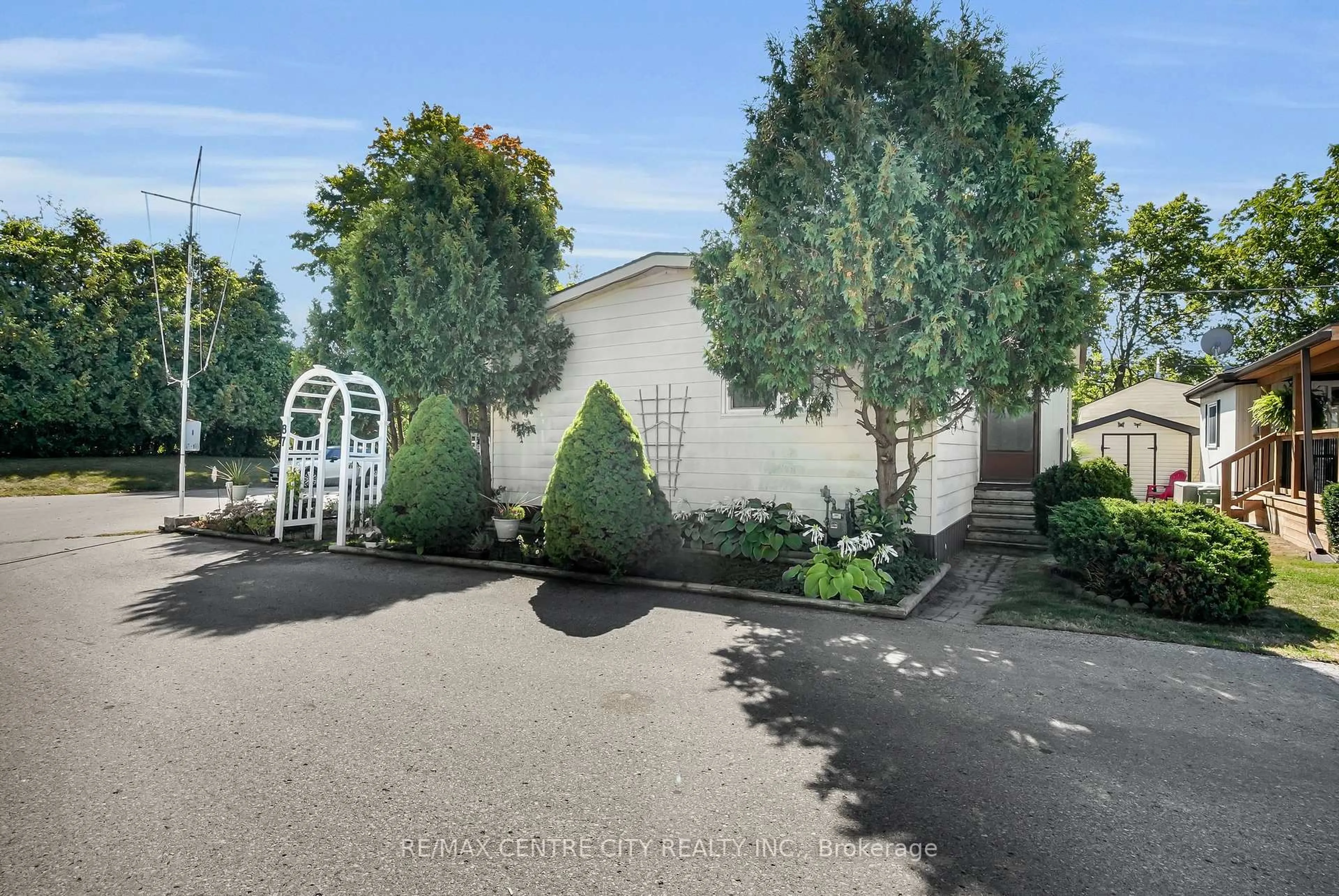 A pic from outside/outdoor area/front of a property/back of a property/a pic from drone, street for 198 Springbank Dr #87, London South Ontario N6J 1G1