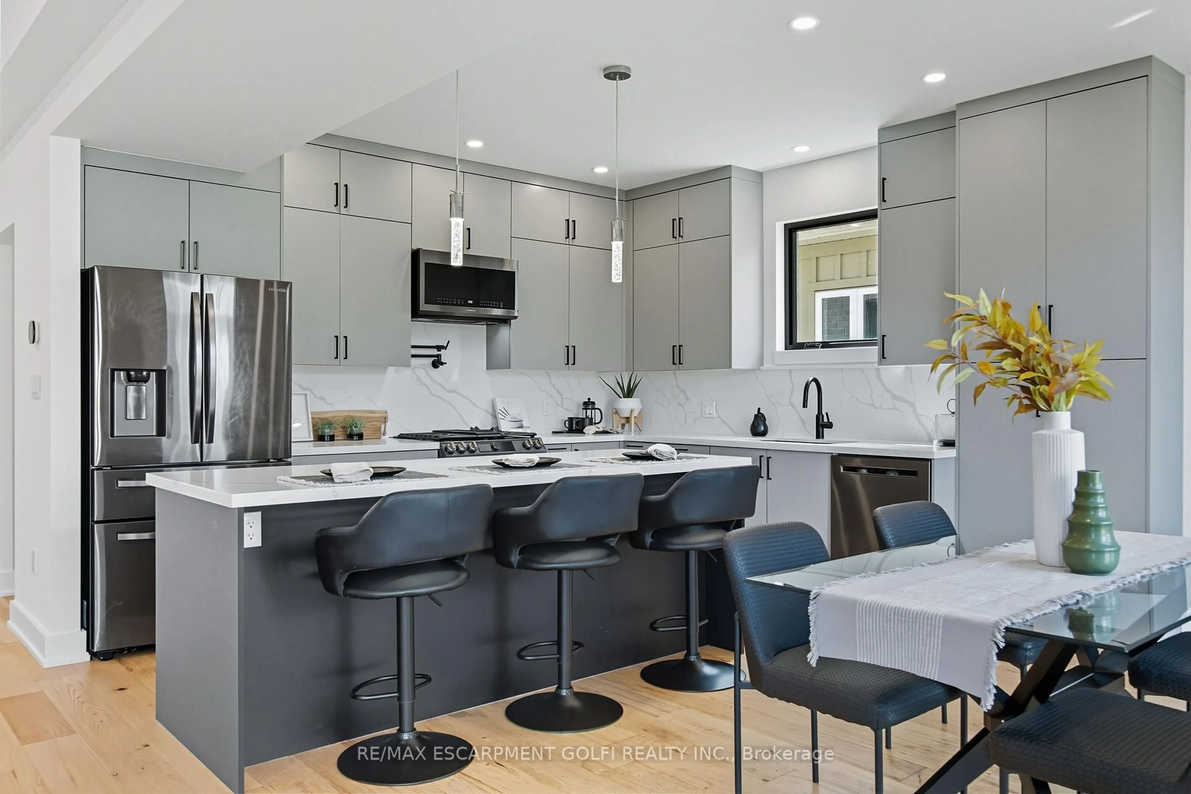 Contemporary kitchen, ceramic/tile floor for 20 Ivy Cres, Thorold Ontario L2V 0J9
