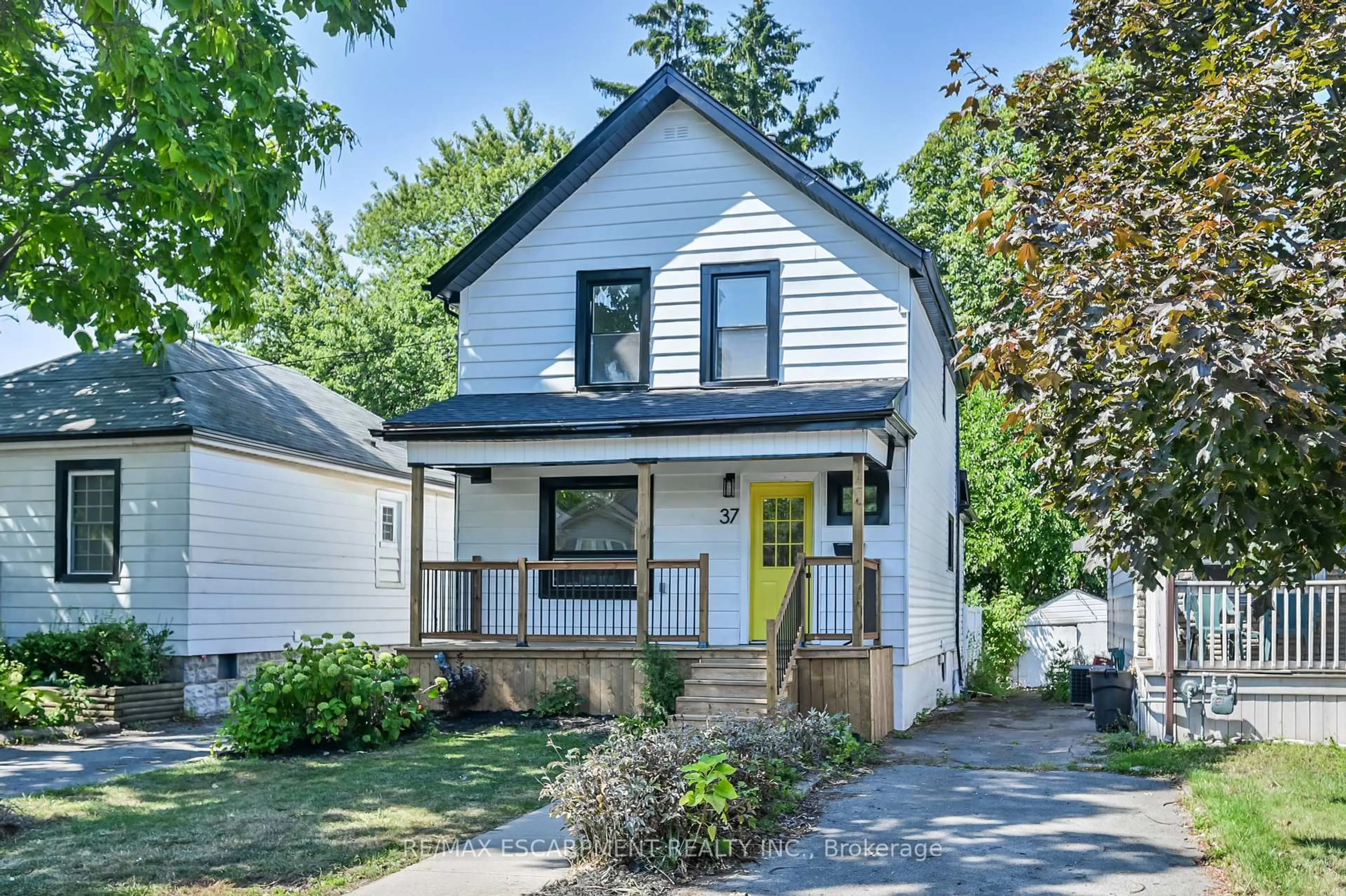 Home with vinyl exterior material, street for 37 Wexford Ave, Hamilton Ontario L8H 4M2