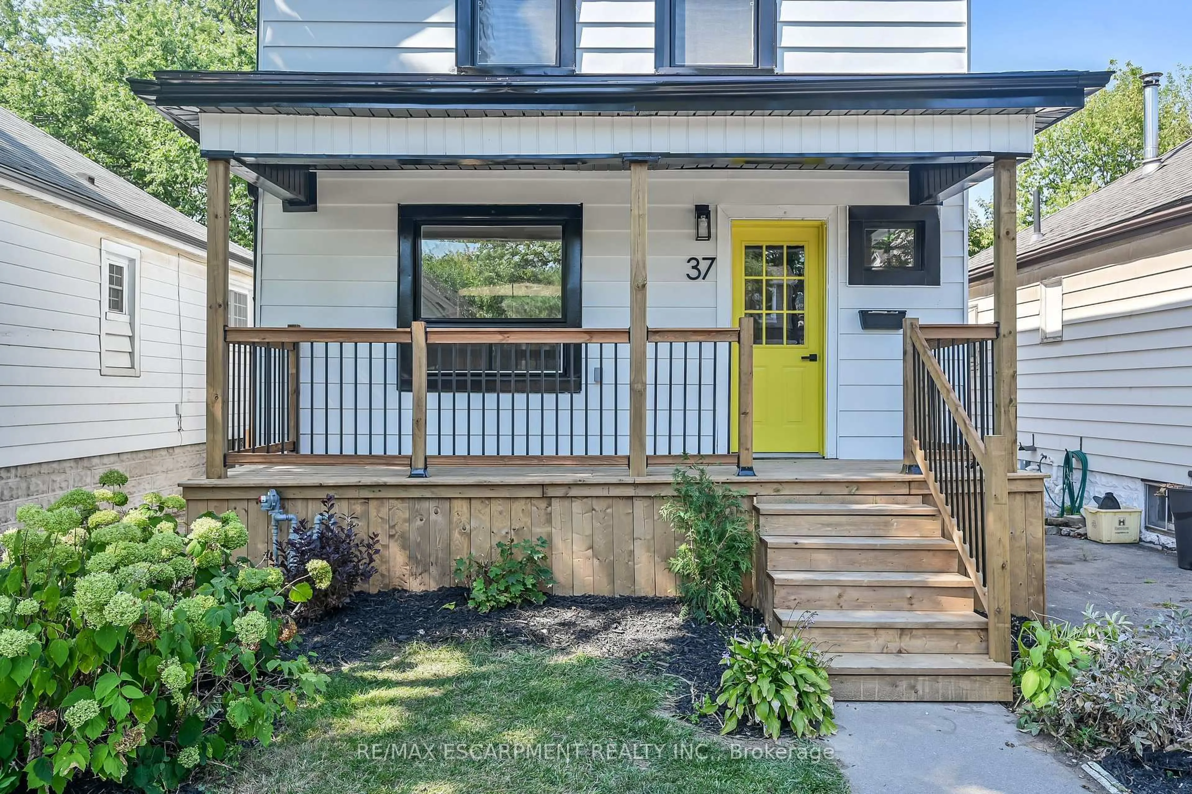 Home with vinyl exterior material, street for 37 Wexford Ave, Hamilton Ontario L8H 4M2