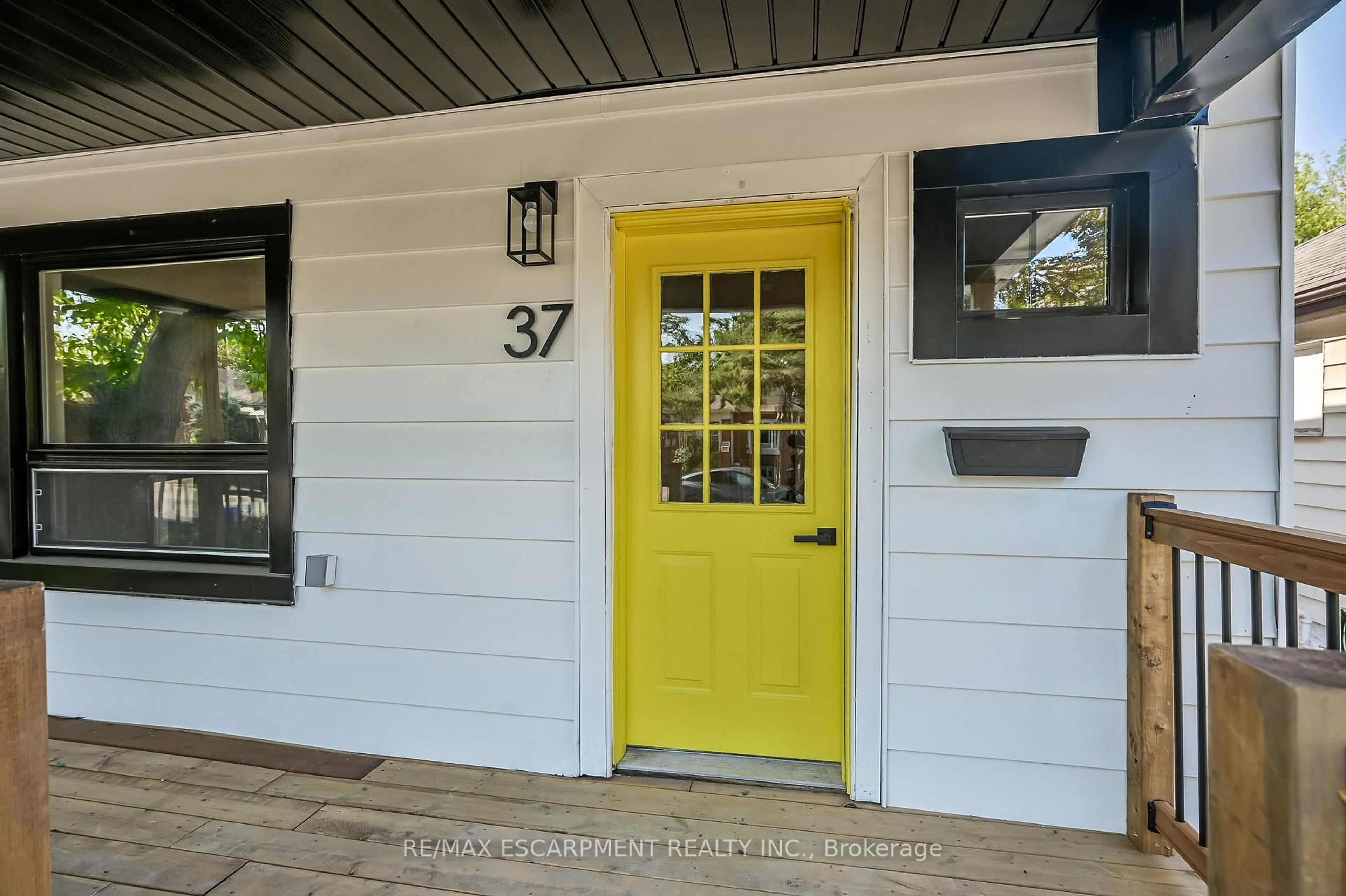 Indoor entryway for 37 Wexford Ave, Hamilton Ontario L8H 4M2