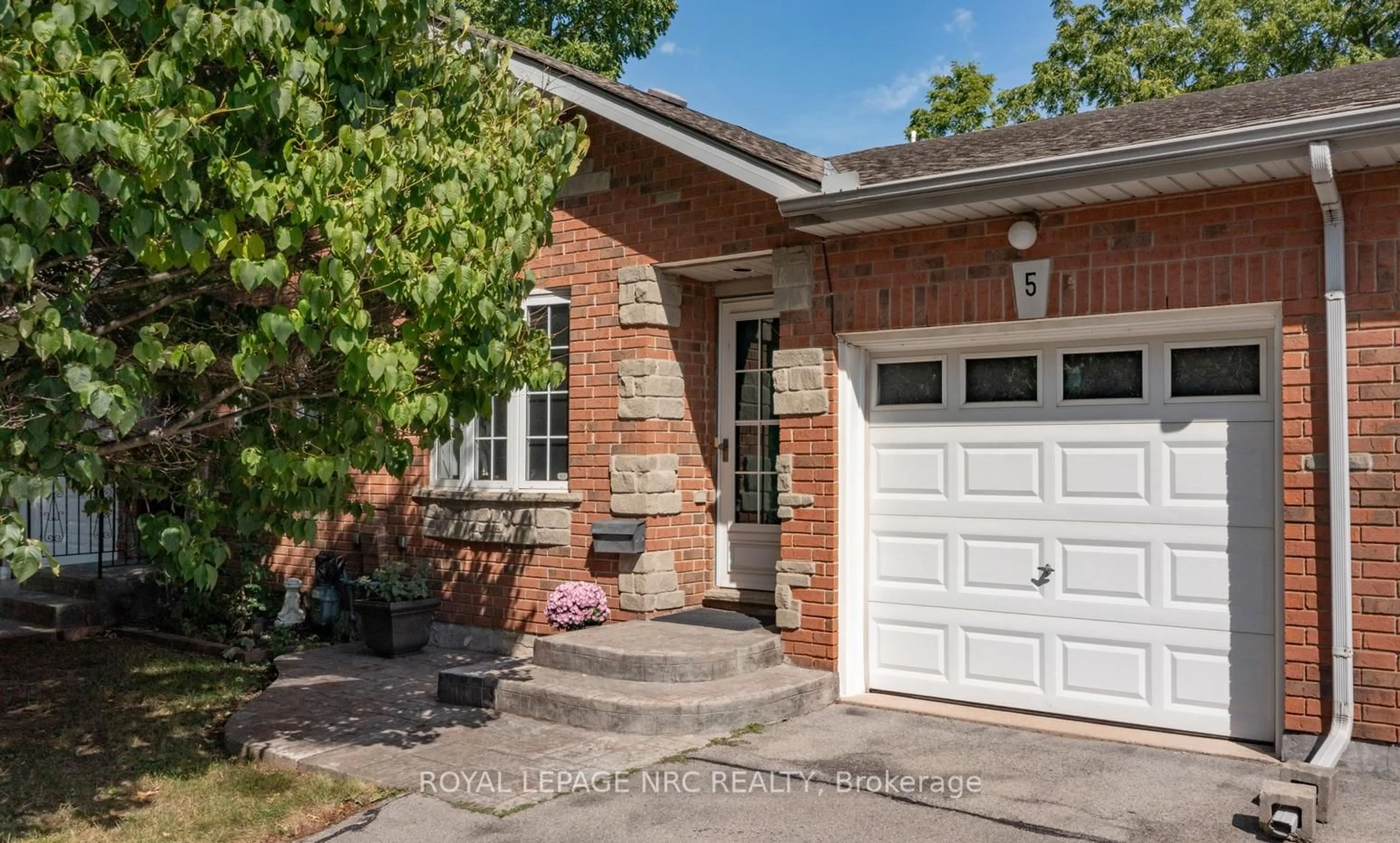 Home with brick exterior material, street for 5 Kinsman Crt, Pelham Ontario L0S 1E3