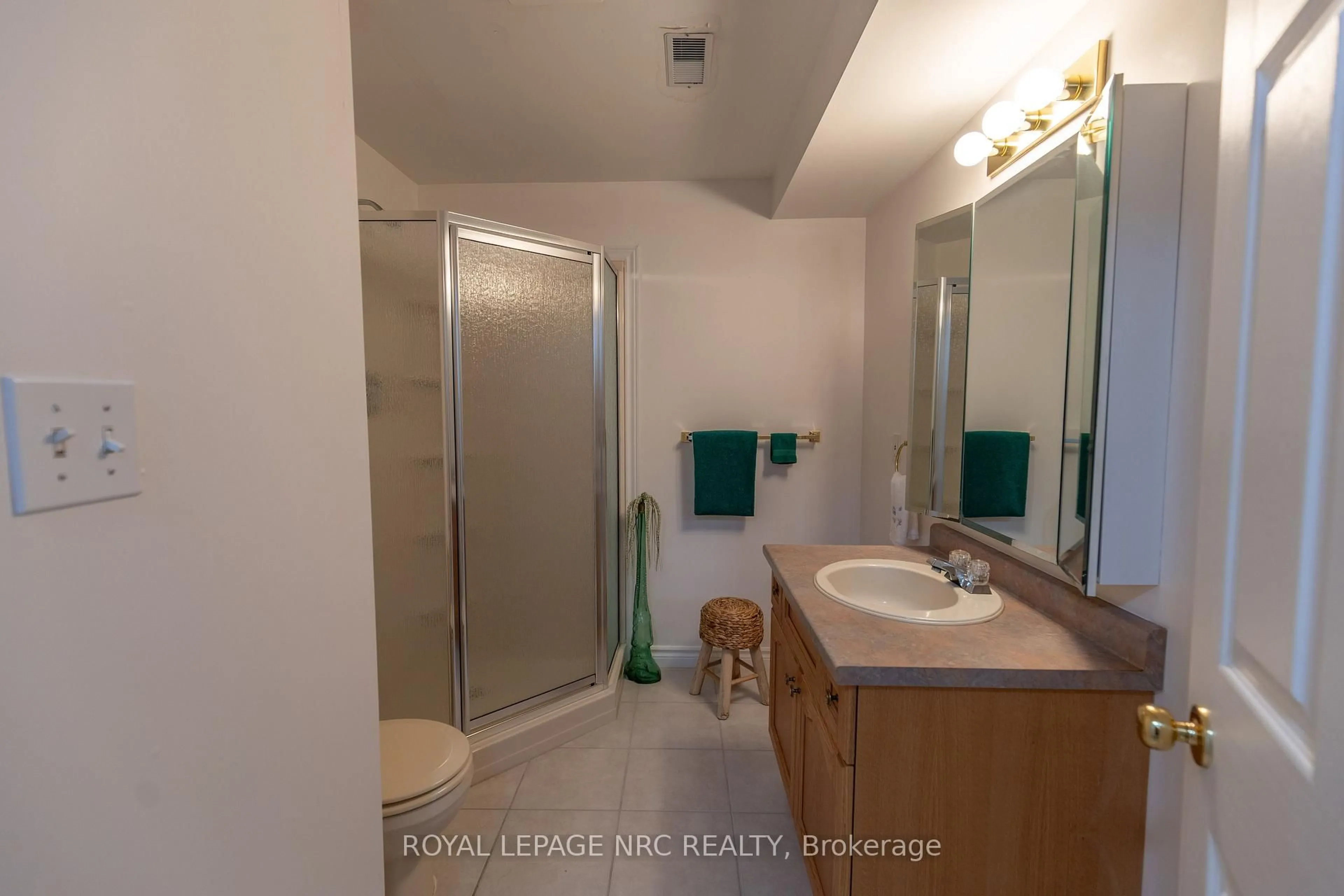 Standard bathroom, unknown for 5 Kinsman Crt, Pelham Ontario L0S 1E3