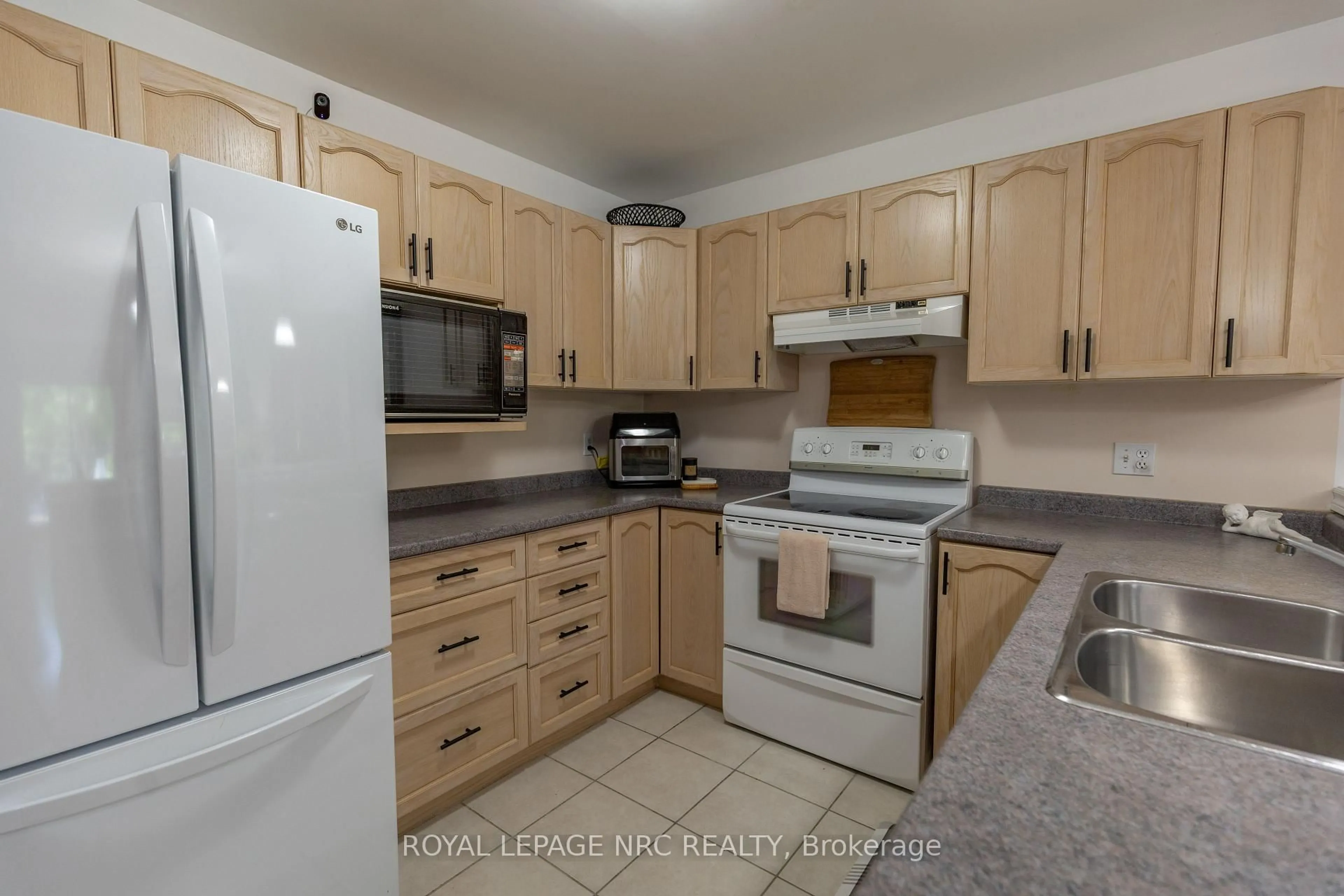 Standard kitchen, unknown for 5 Kinsman Crt, Pelham Ontario L0S 1E3
