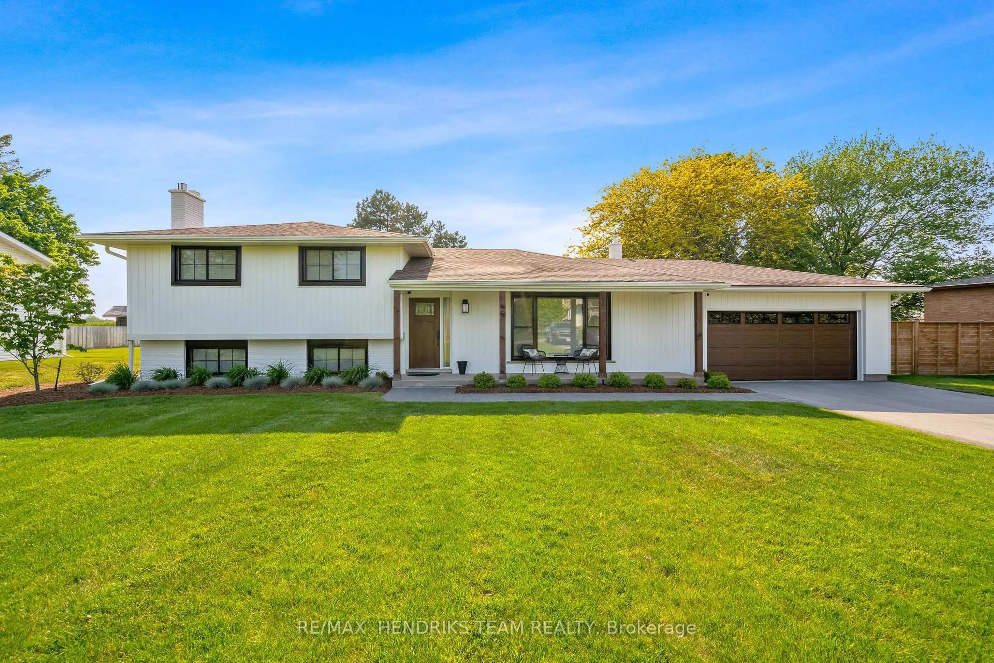 Home with vinyl exterior material, street for 1892 Concession 4 Rd, Niagara-on-the-Lake Ontario L0S 1J0