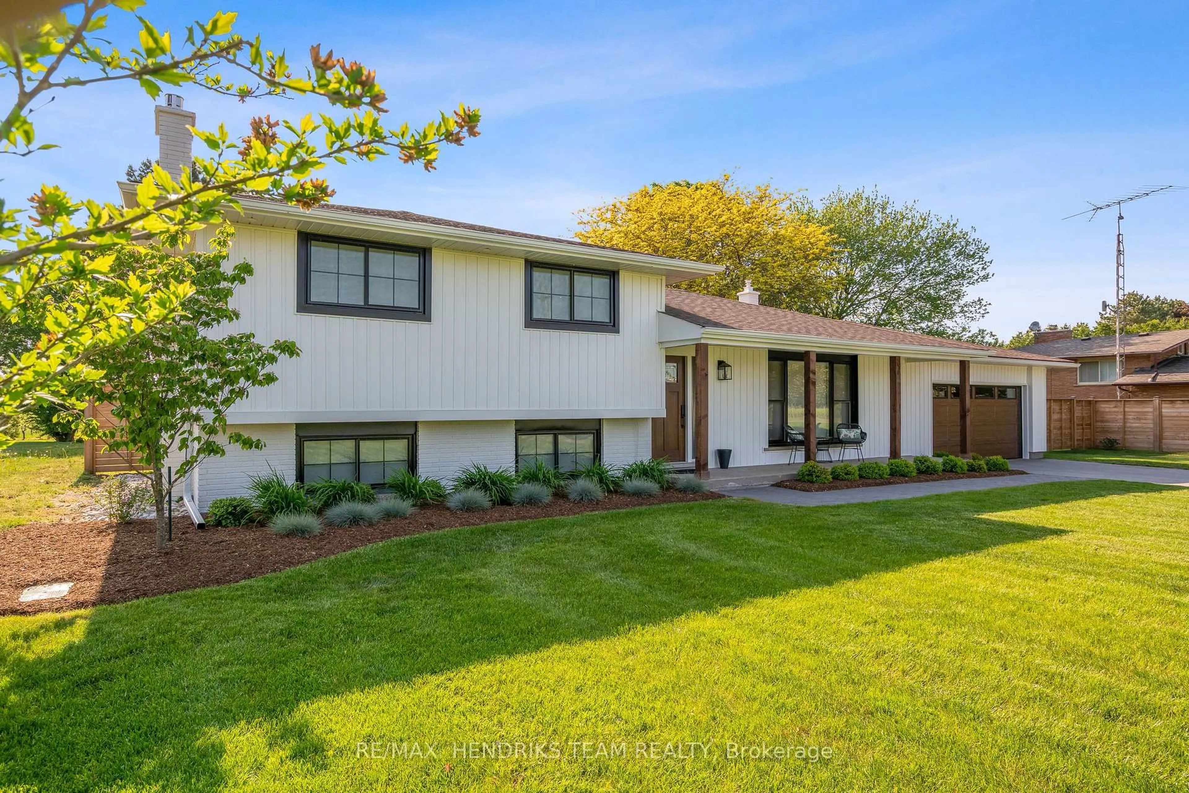 Home with vinyl exterior material, street for 1892 Concession 4 Rd, Niagara-on-the-Lake Ontario L0S 1J0