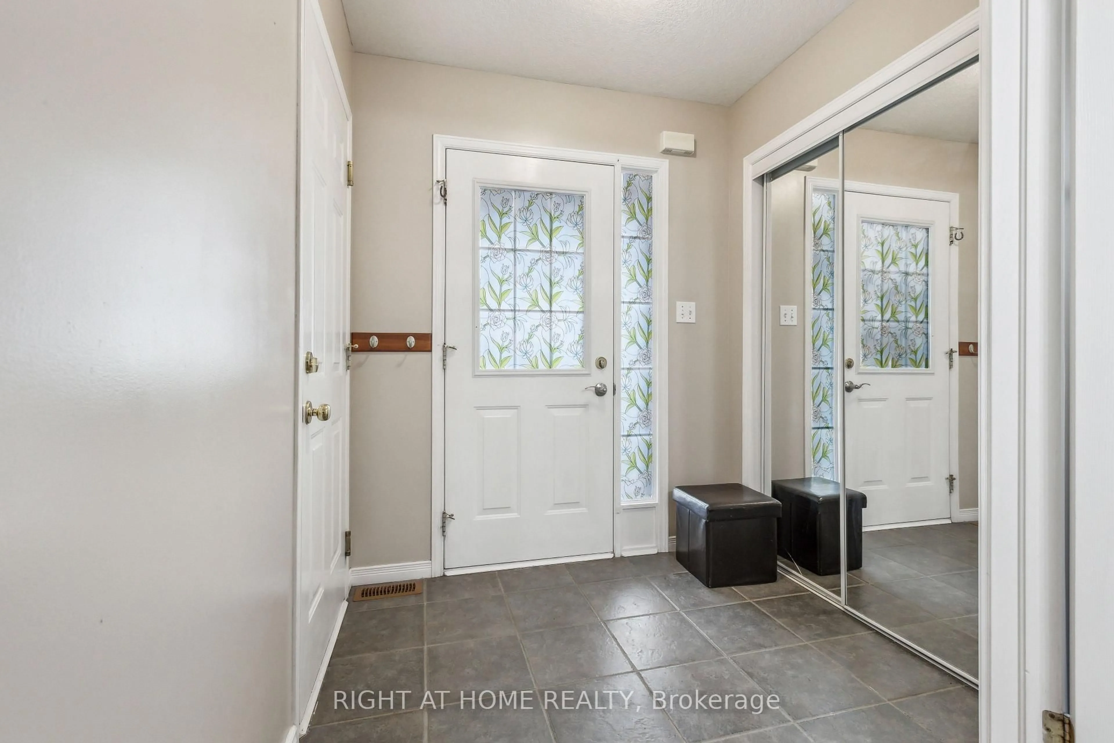 Indoor entryway for 40 Chillico Dr, Guelph Ontario N1K 1Y8