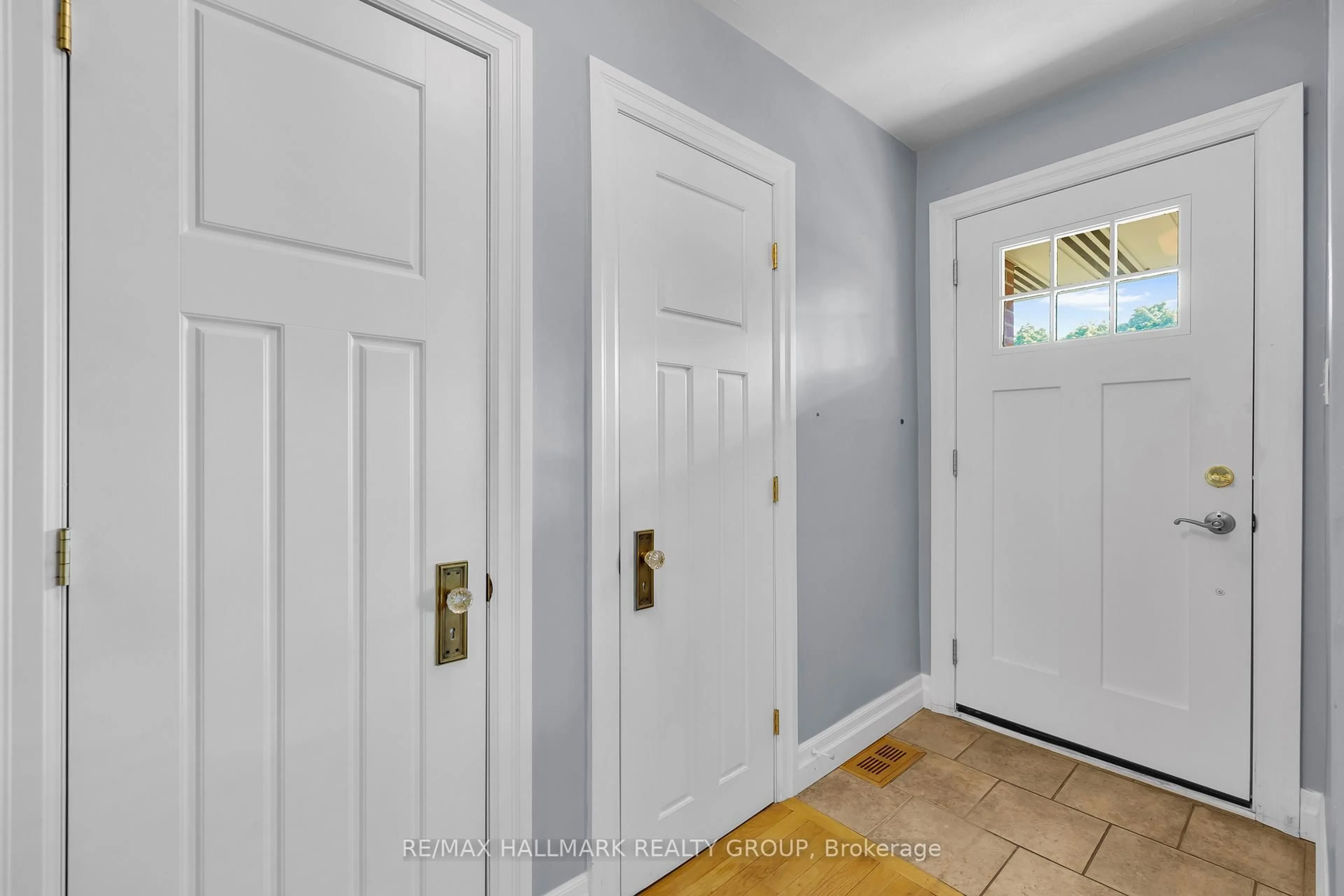 Indoor entryway for 64 Ferguson Dr, Brockville Ontario K6V 4R1