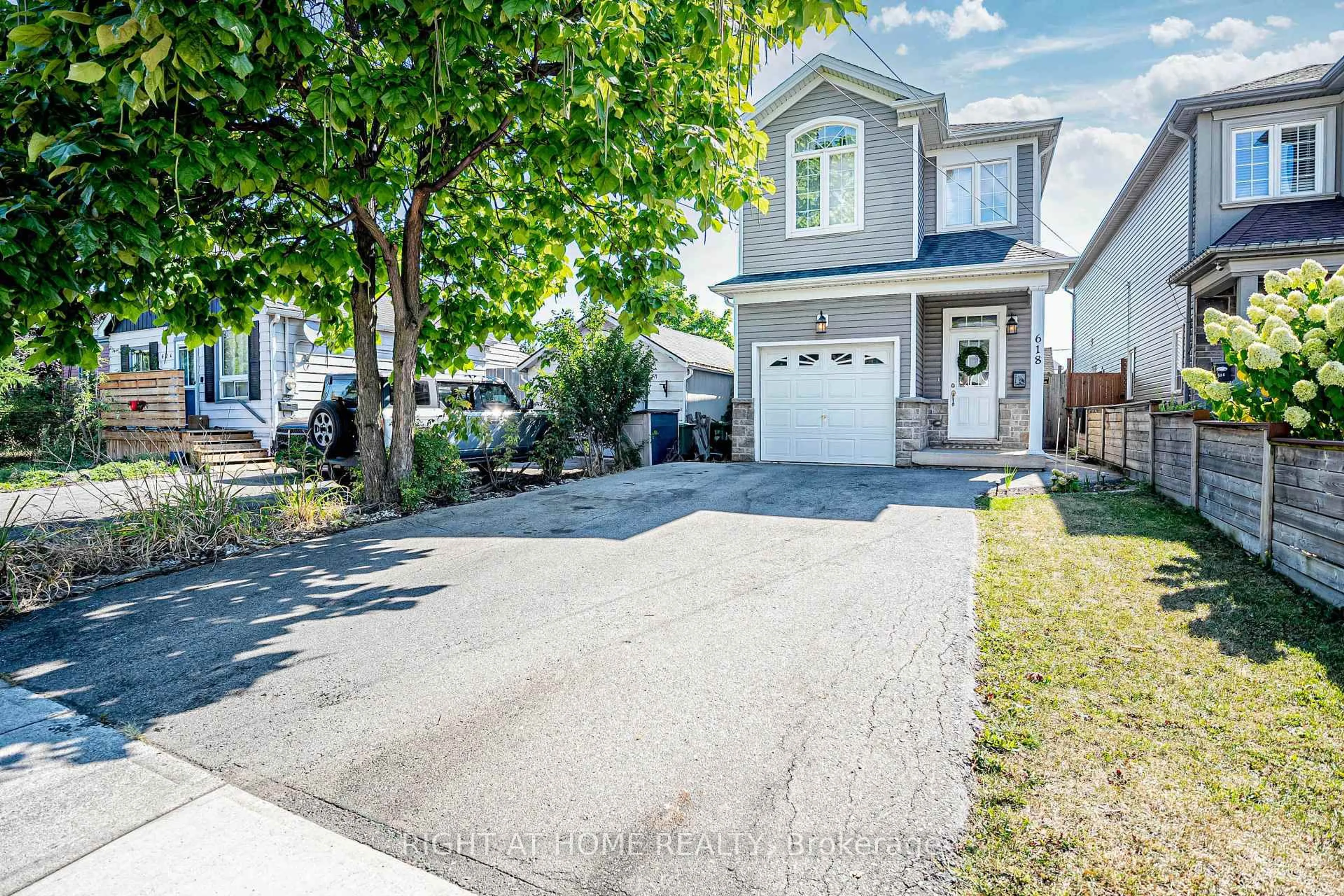 Home with vinyl exterior material, street for 618 Knox Ave, Hamilton Ontario L8H 6K3
