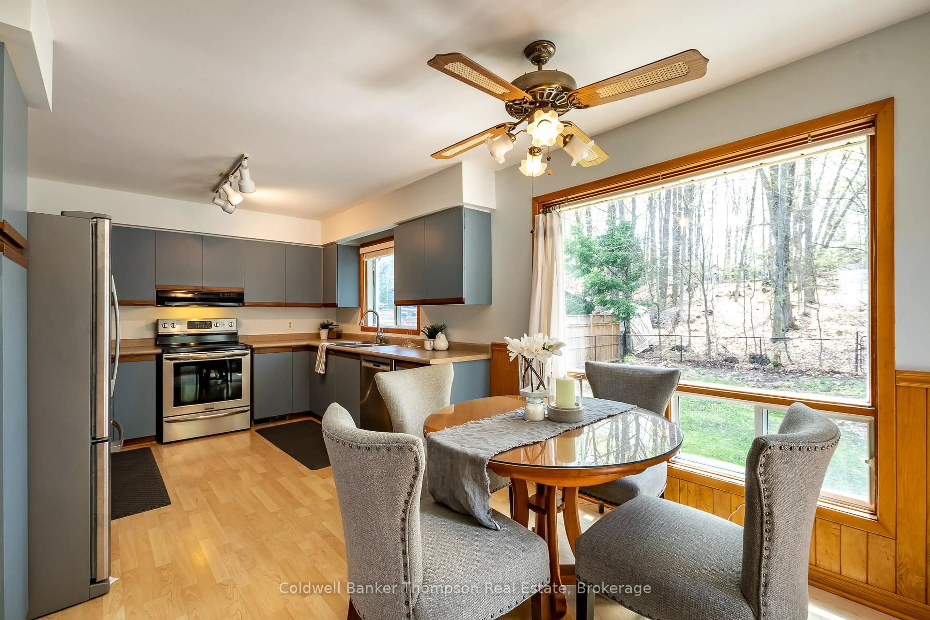 Open concept kitchen, wood/laminate floor for 20 Southdale Dr, Huntsville Ontario P1H 1T6