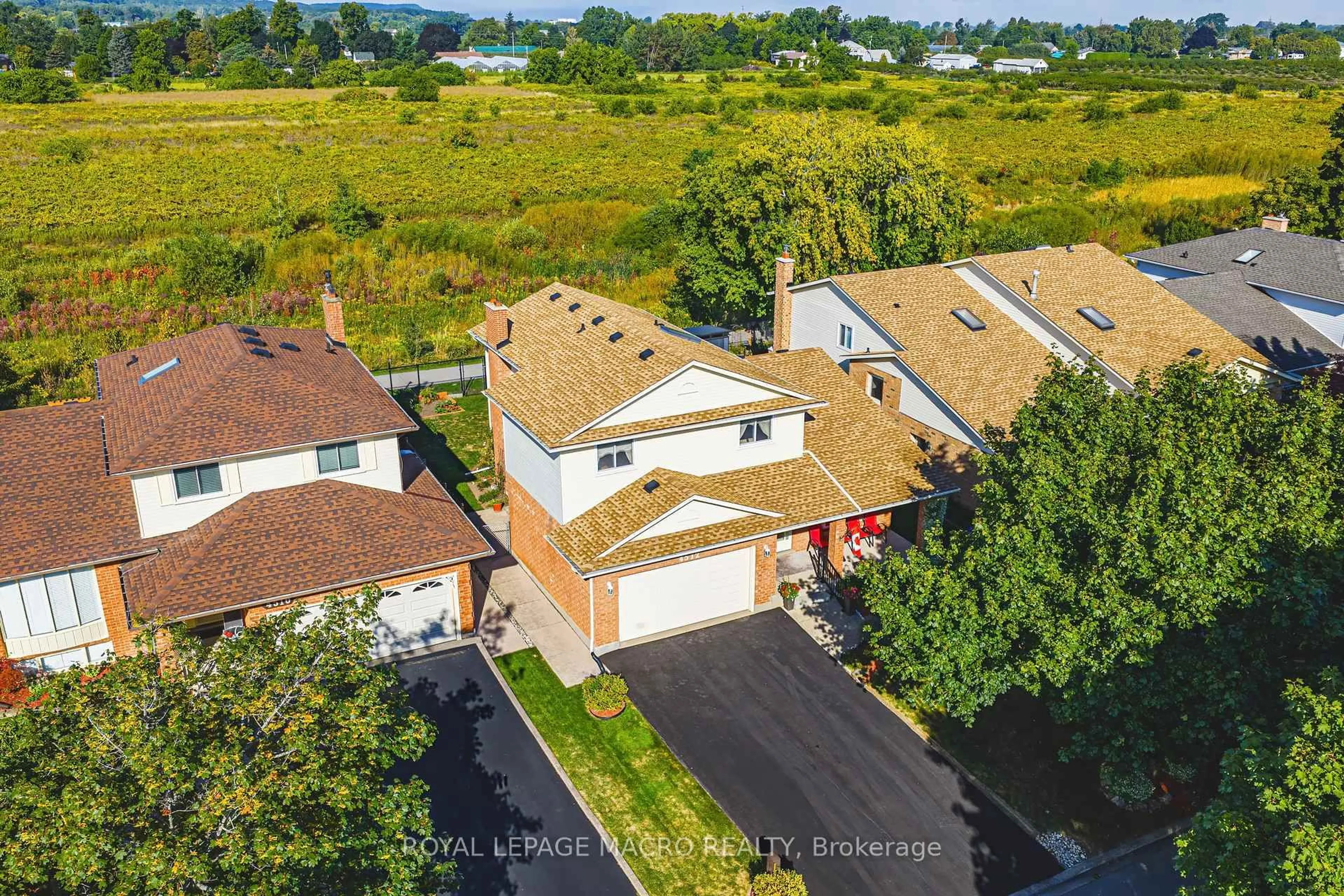 A pic from outside/outdoor area/front of a property/back of a property/a pic from drone, unknown for 4512 Green Meadow Blvd, Lincoln Ontario L3J 0A8