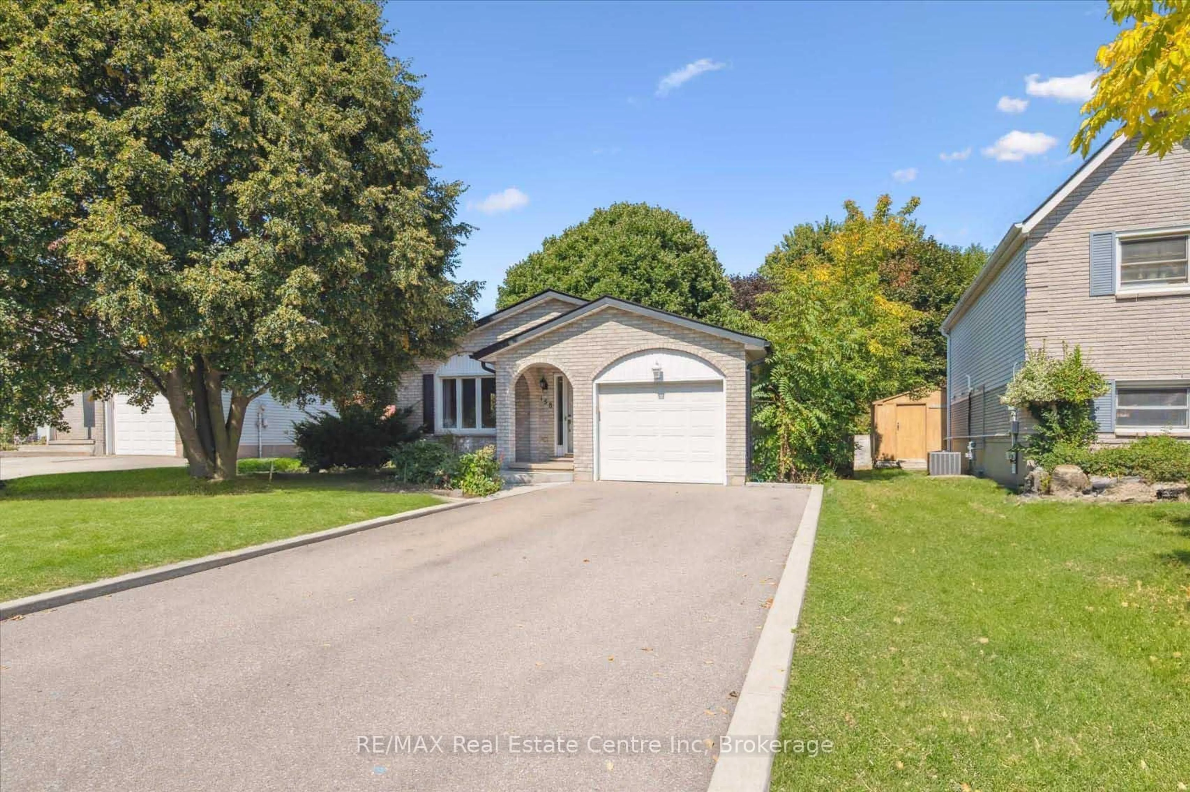 A pic from outside/outdoor area/front of a property/back of a property/a pic from drone, street for 158 Barnicke Dr, Cambridge Ontario N3C 3M4