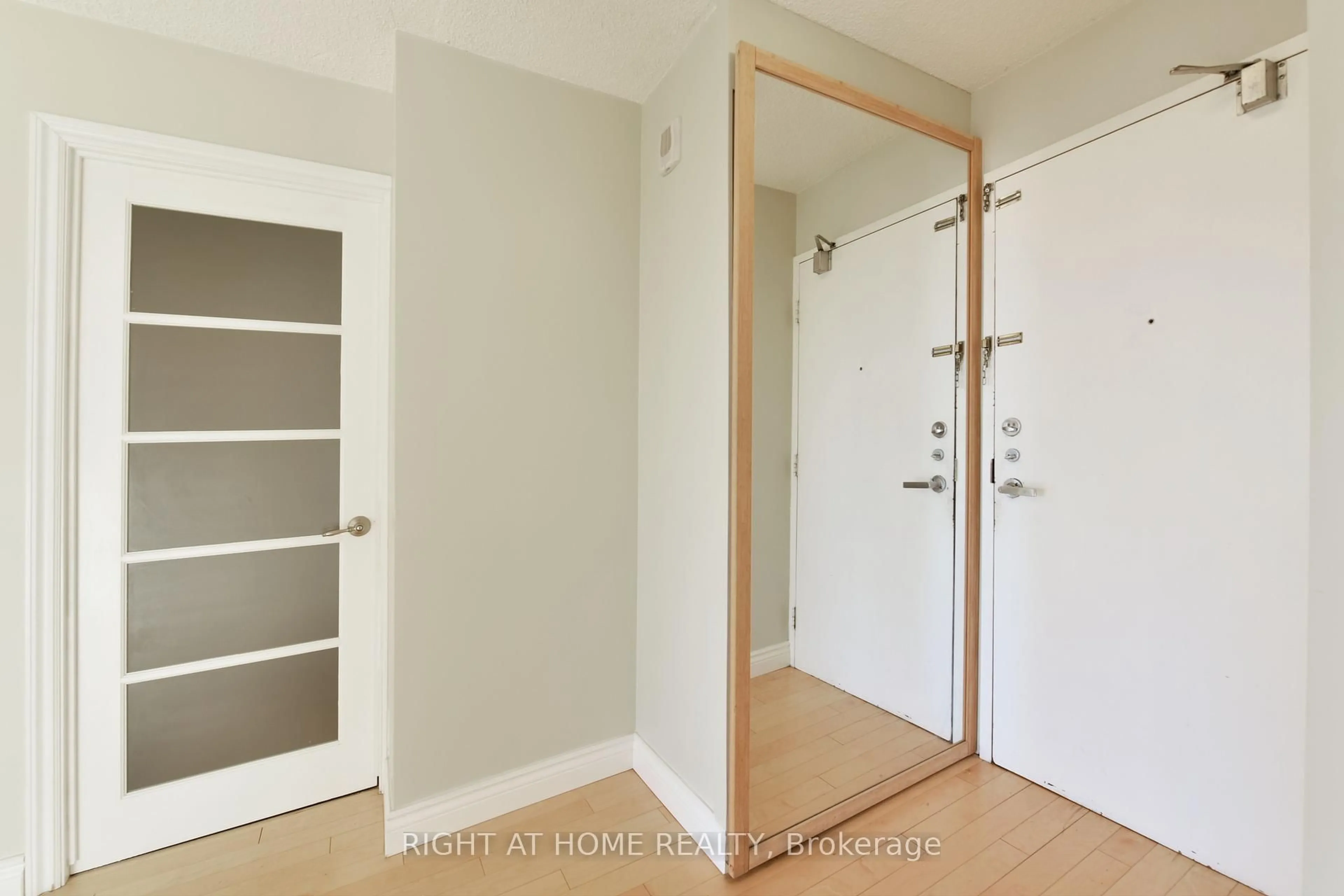 Indoor entryway for 1785 Frobisher Lane #1705, Ottawa Ontario K1G 3T7