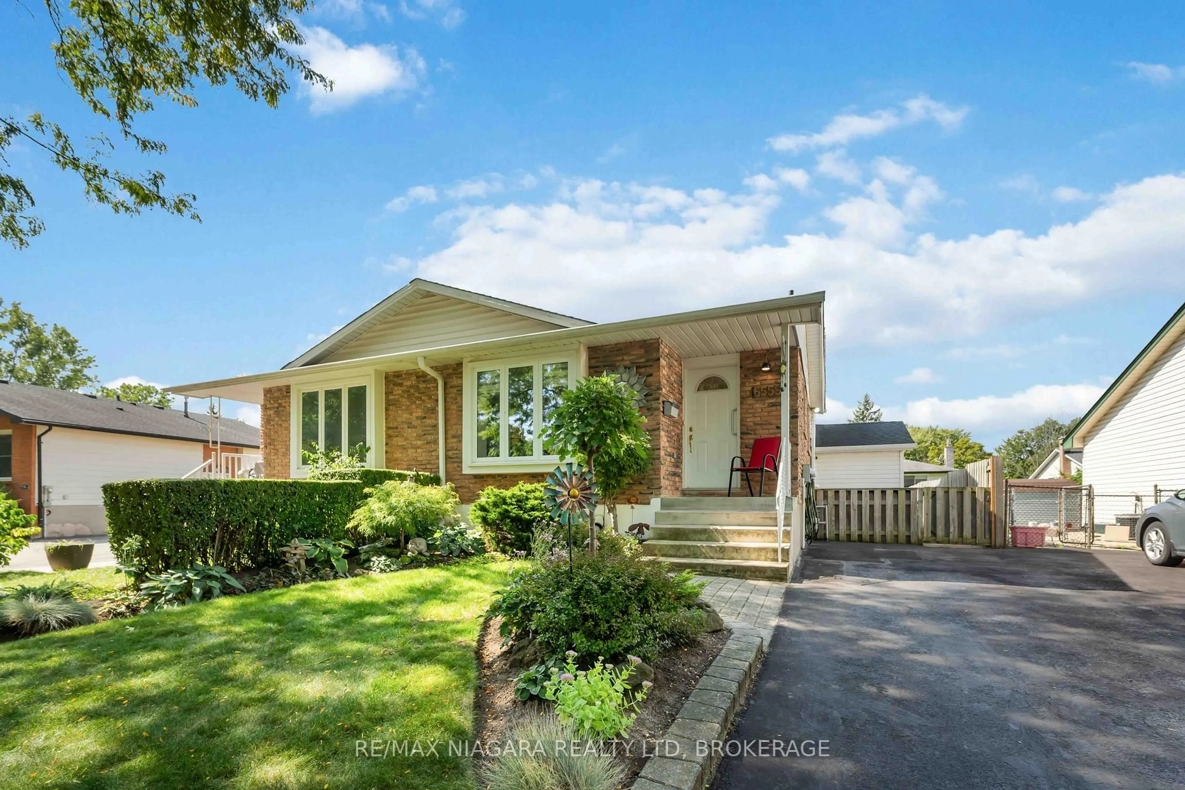 A pic from outside/outdoor area/front of a property/back of a property/a pic from drone, street for 6559 Burwood Ave, Niagara Falls Ontario L2H 1Z6