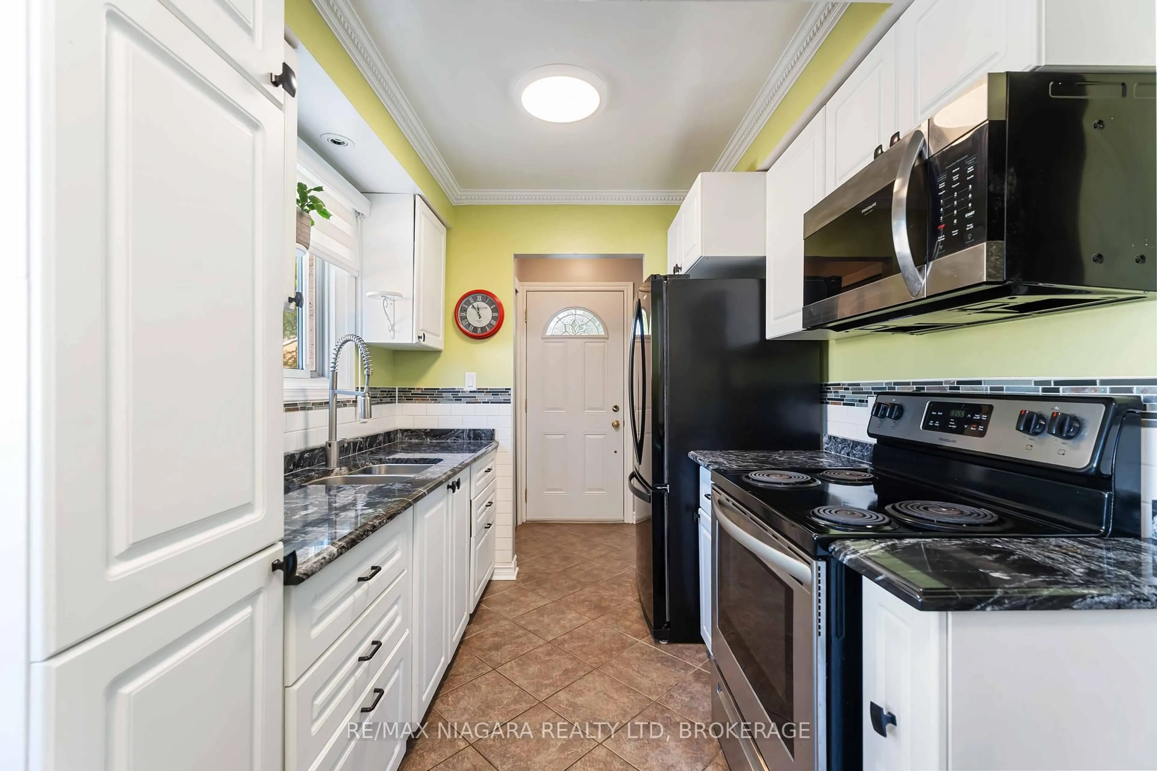 Standard kitchen, ceramic/tile floor for 6559 Burwood Ave, Niagara Falls Ontario L2H 1Z6