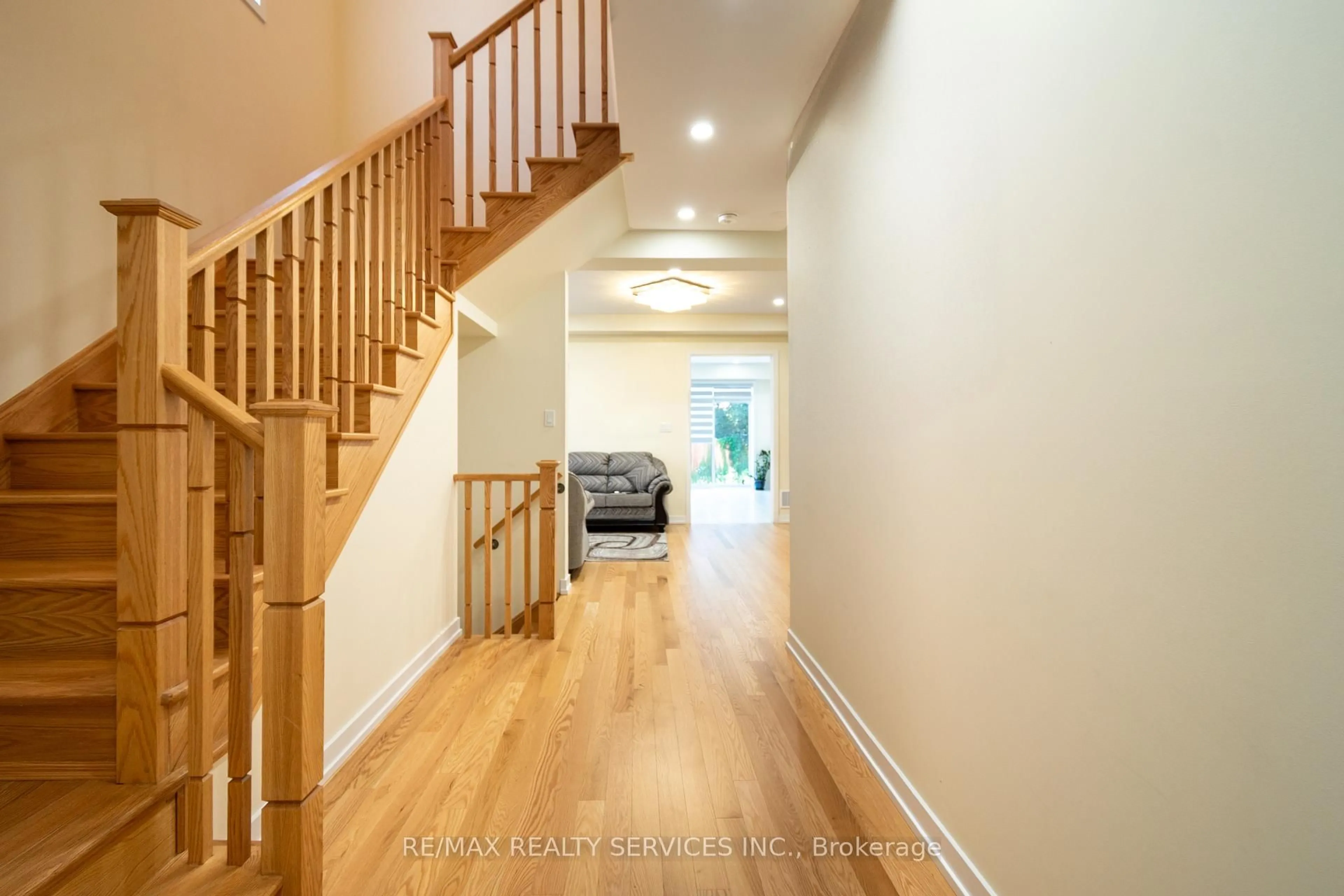 Indoor foyer for 72 Paperbirch Dr, Cambridge Ontario N1T 0G8