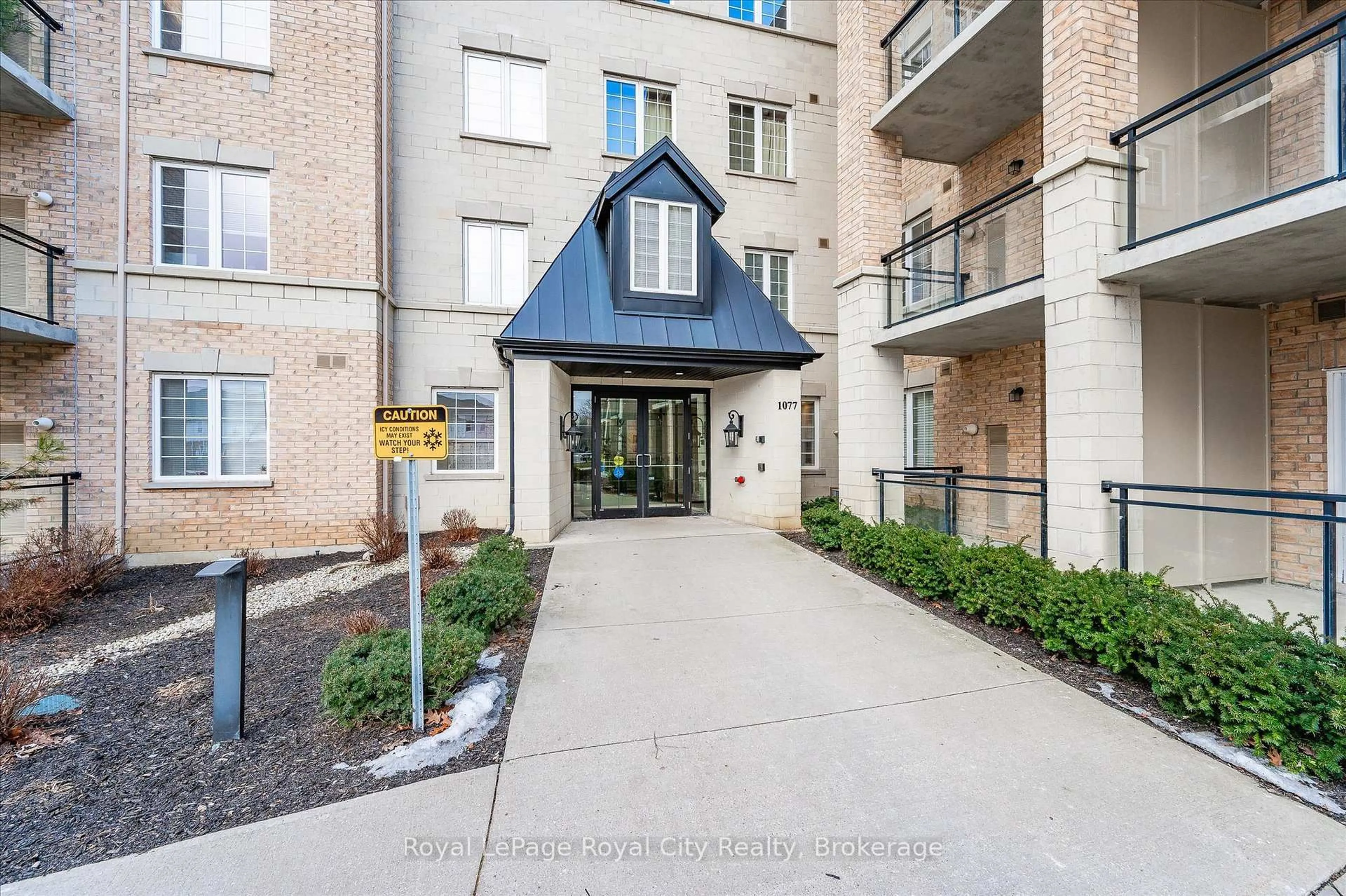 Indoor foyer for 1077 Gordon St #123, Guelph Ontario N1G 0E3