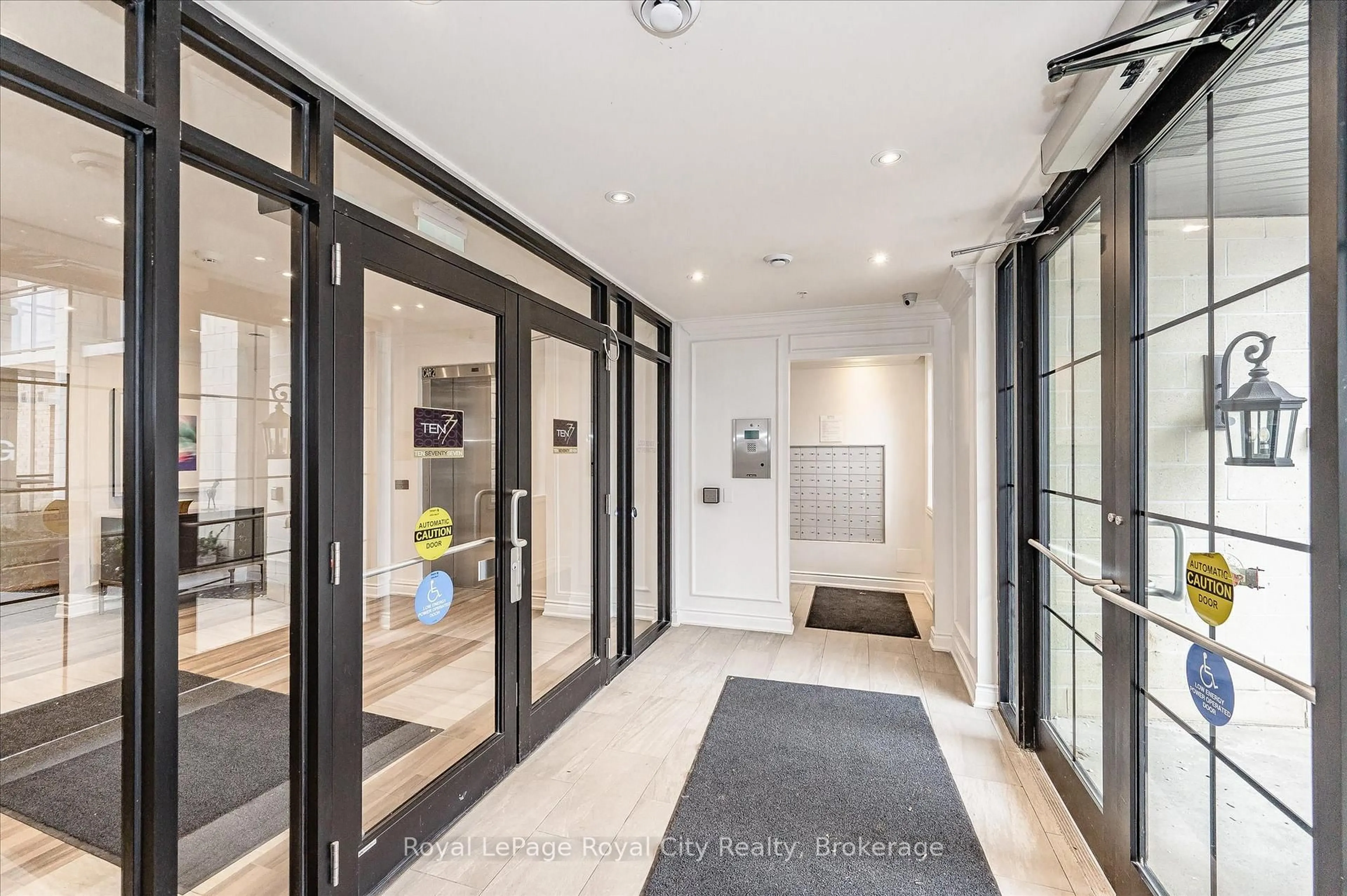 Indoor entryway for 1077 Gordon St #123, Guelph Ontario N1G 0E3