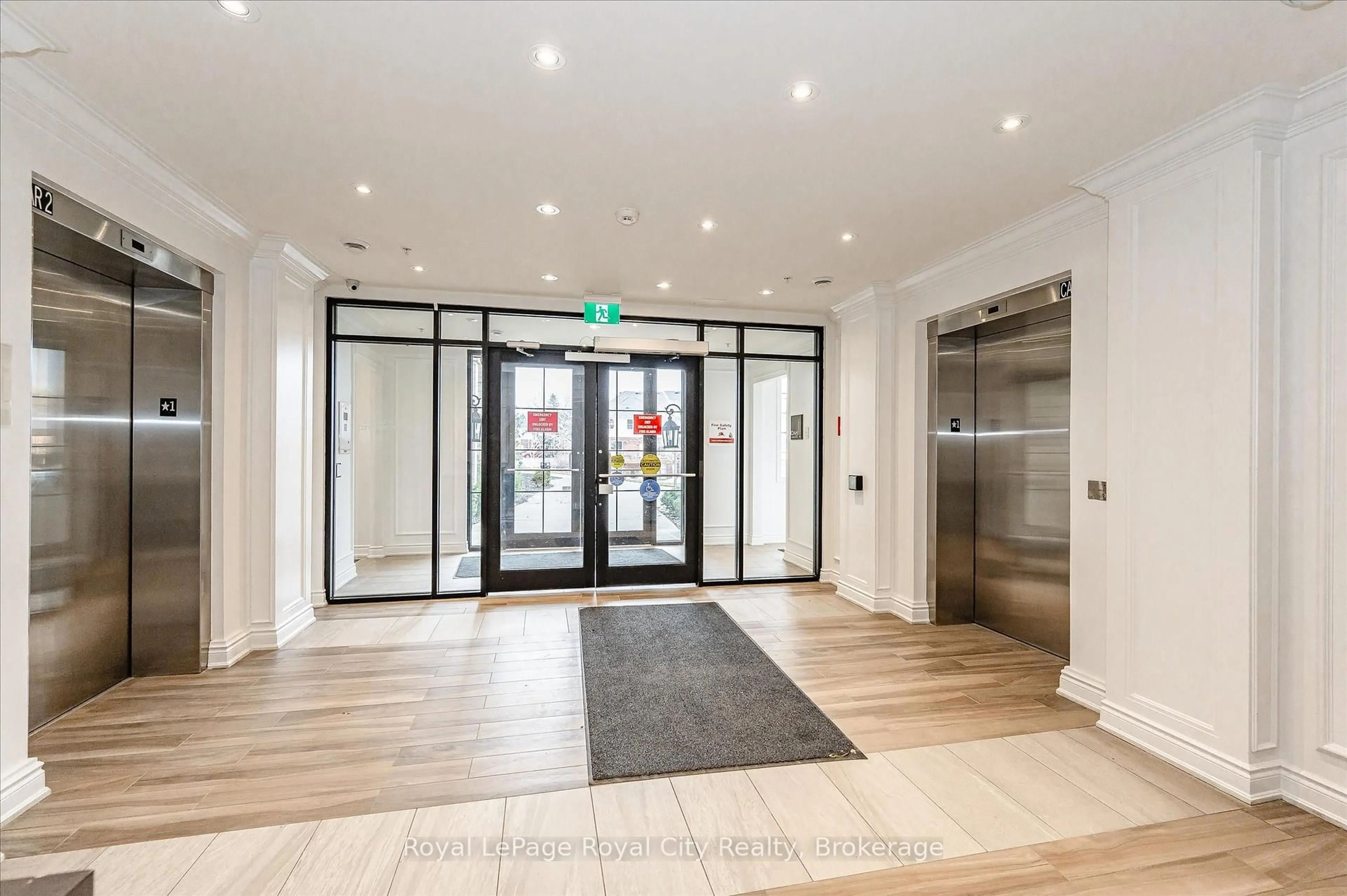 Indoor foyer for 1077 Gordon St #123, Guelph Ontario N1G 0E3