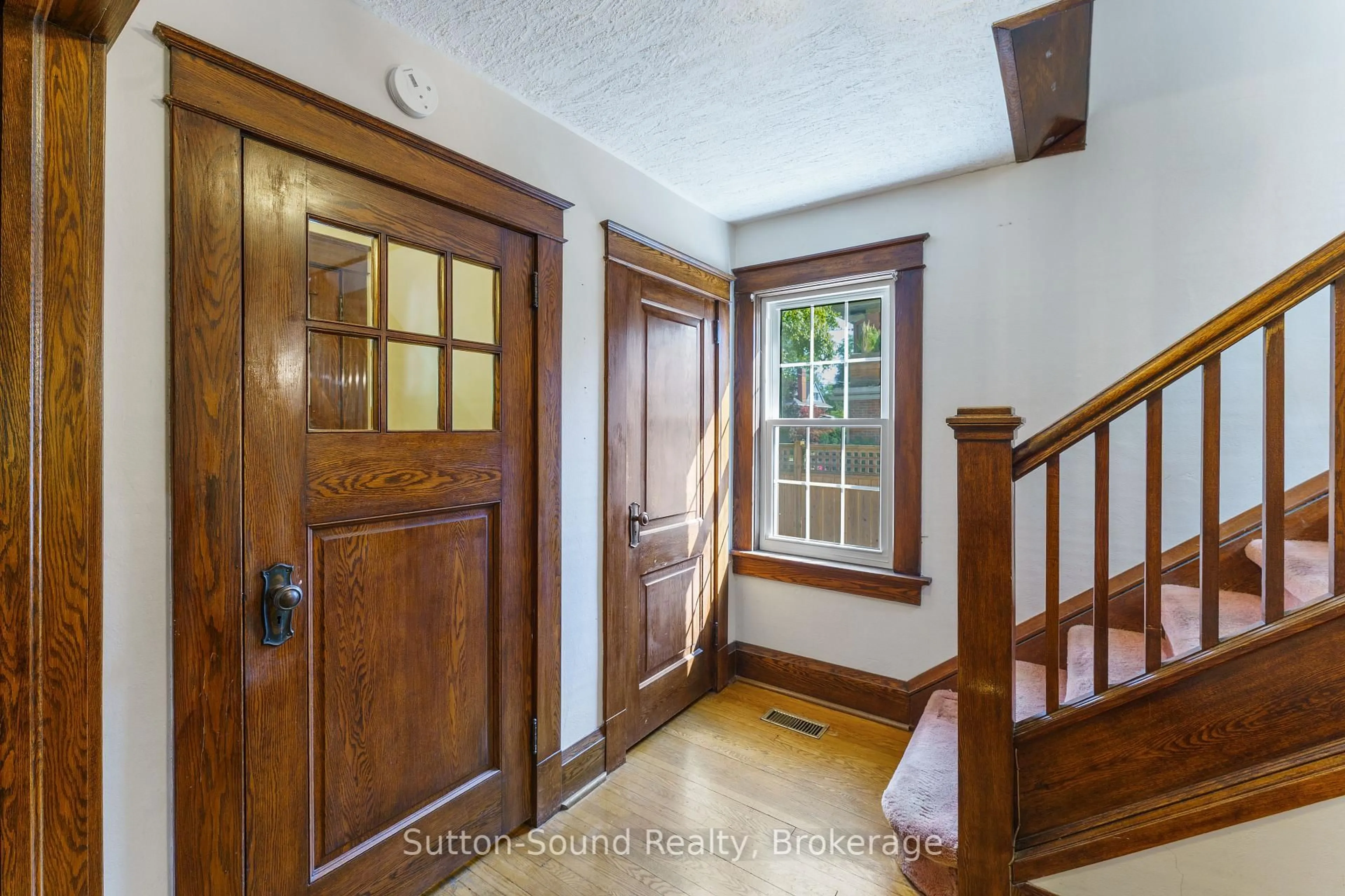 Indoor entryway for 235 7th St, Owen Sound Ontario N4K 3L3