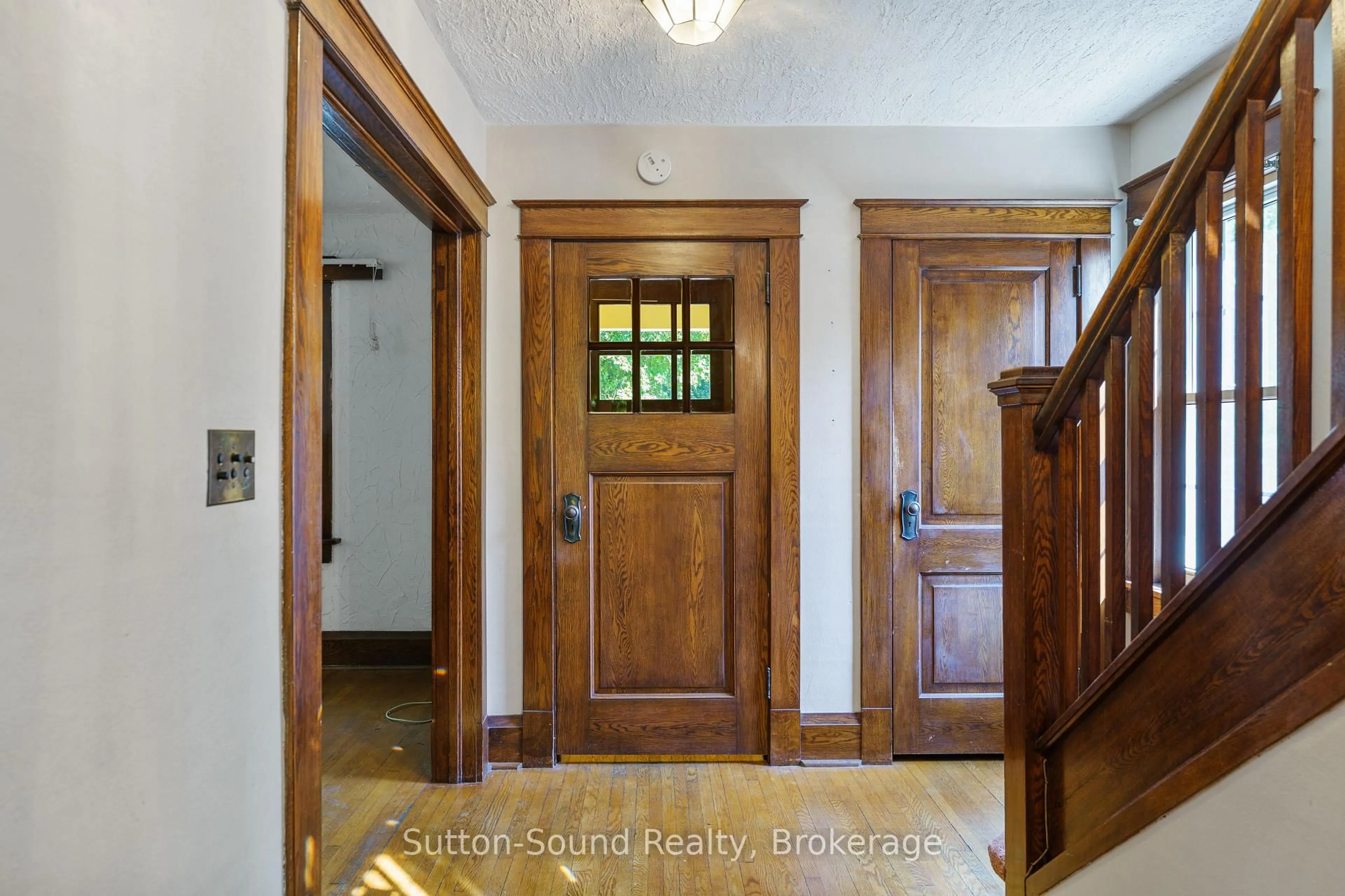 Indoor entryway for 235 7th St, Owen Sound Ontario N4K 3L3