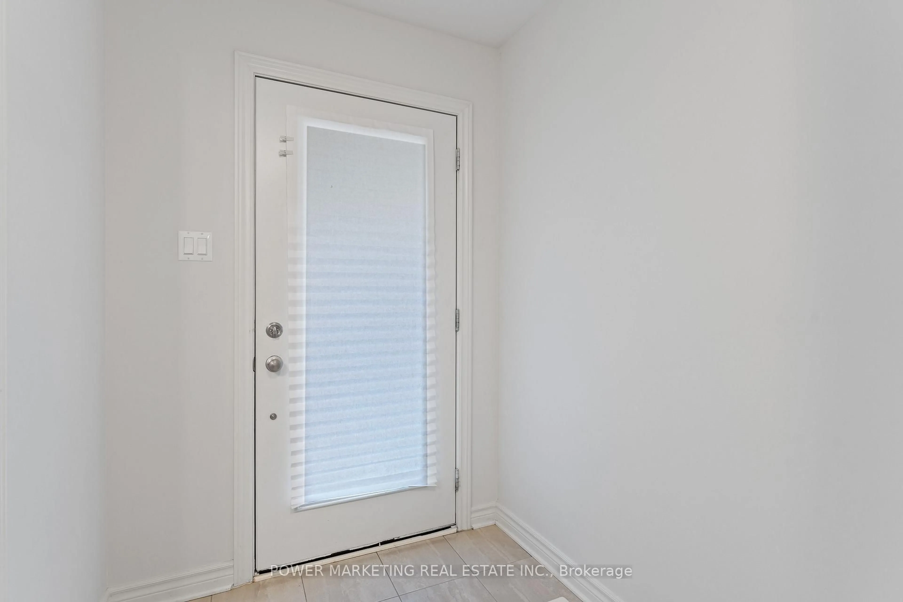 Indoor entryway for 875 COULOIR Rd, Ottawa Ontario K1W 0P5