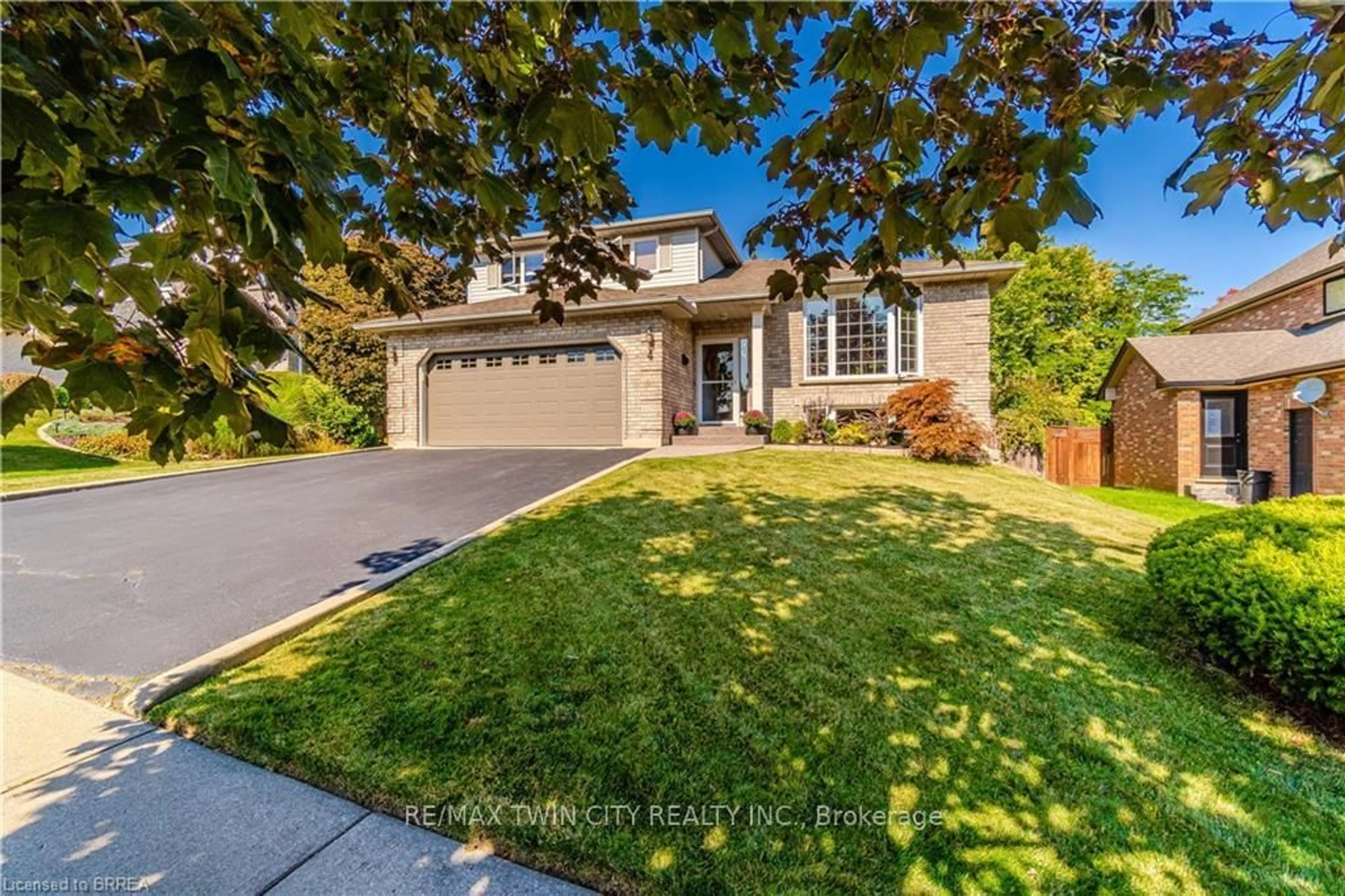 Home with vinyl exterior material, street for 4 Macbride Crt, Brantford Ontario N3T 6J1