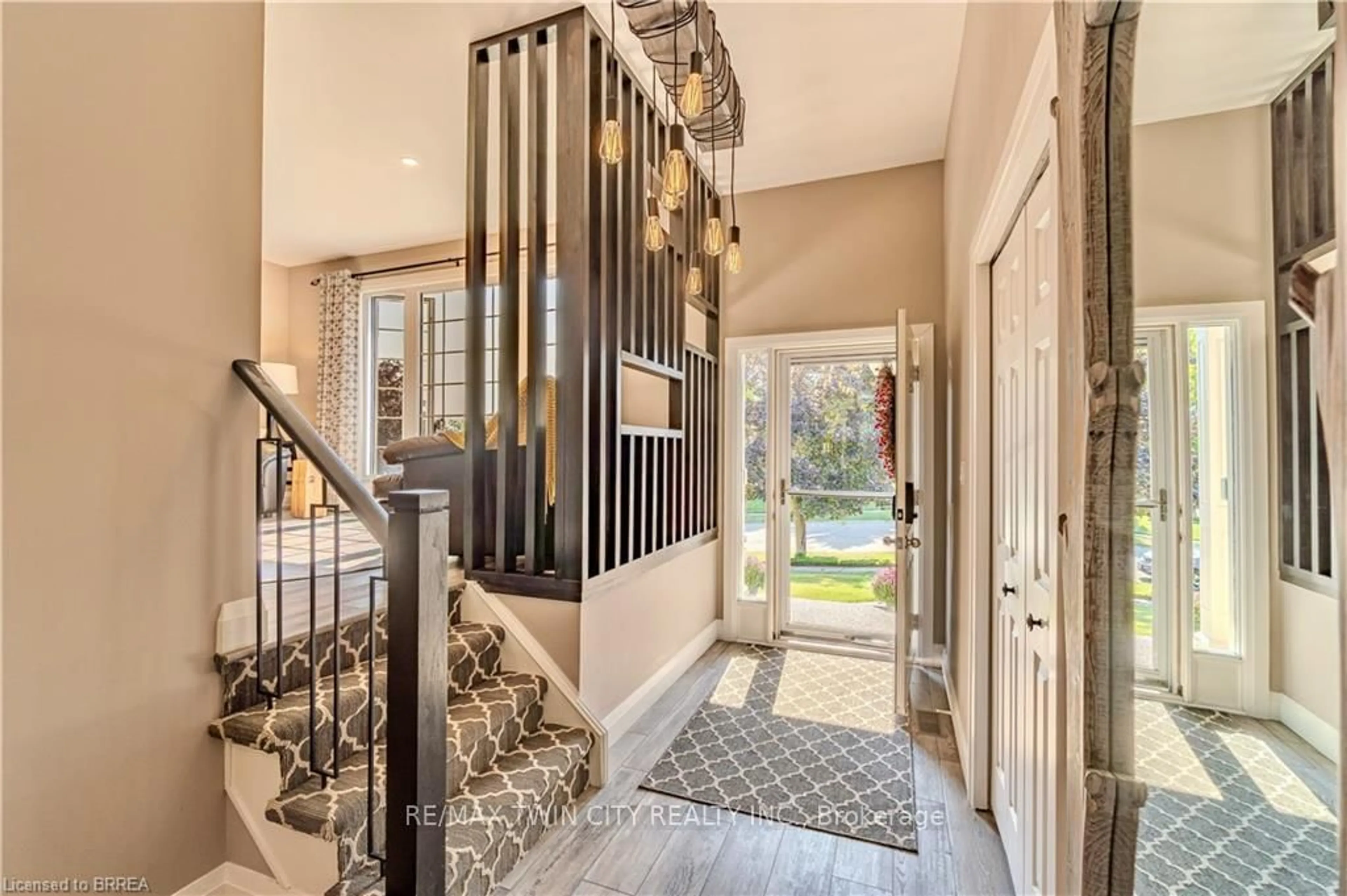 Indoor entryway for 4 Macbride Crt, Brantford Ontario N3T 6J1