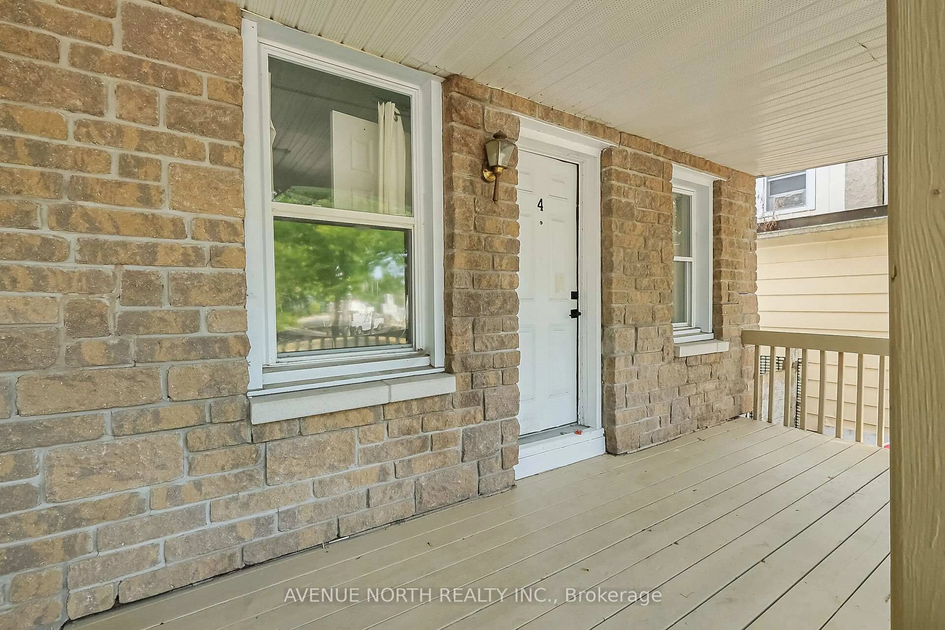 Indoor entryway for 210 Dagmar Ave, Ottawa Ontario K1L 5S9