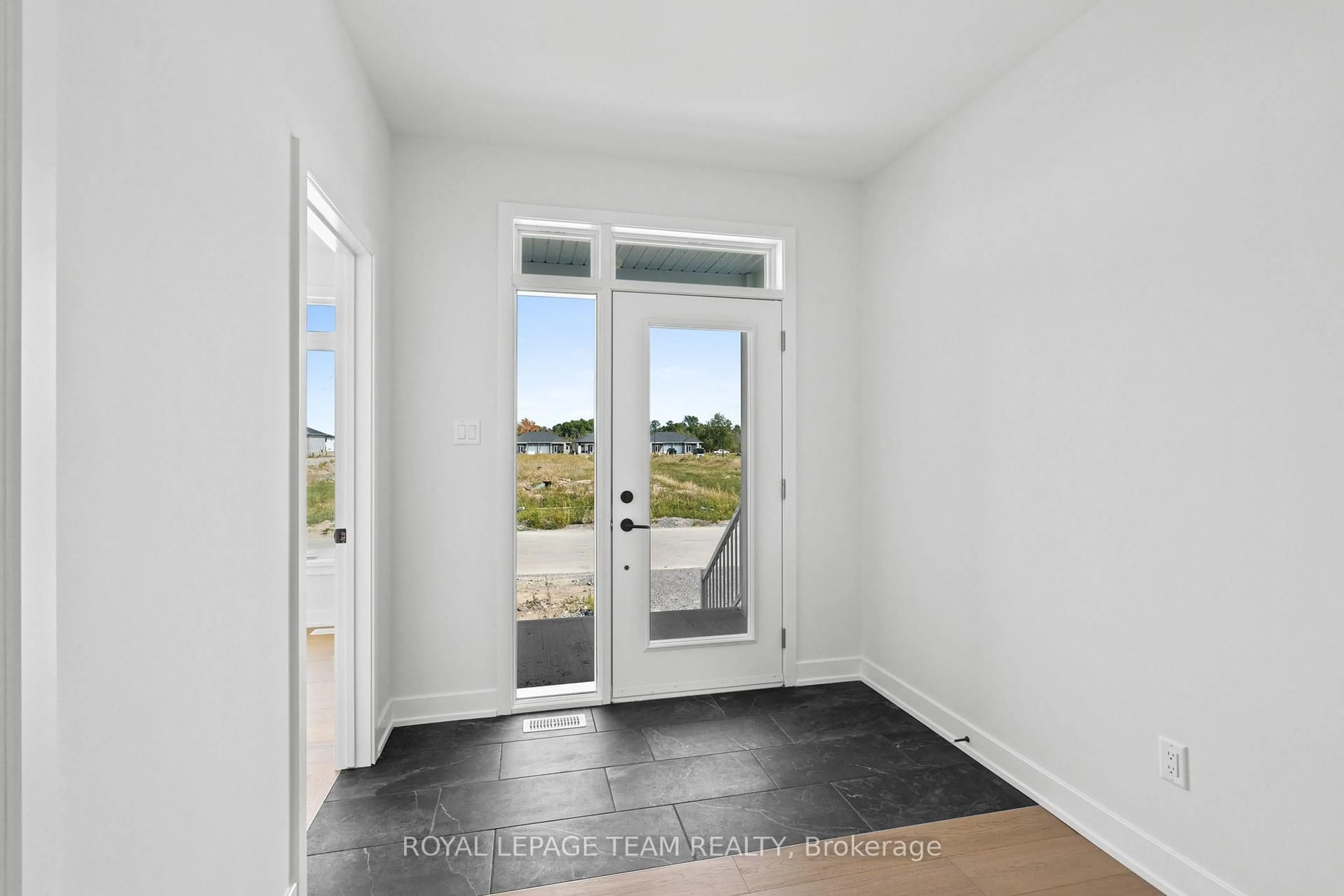 Indoor entryway for 1070 Turner Dr, Brockville Ontario K6V 7N1