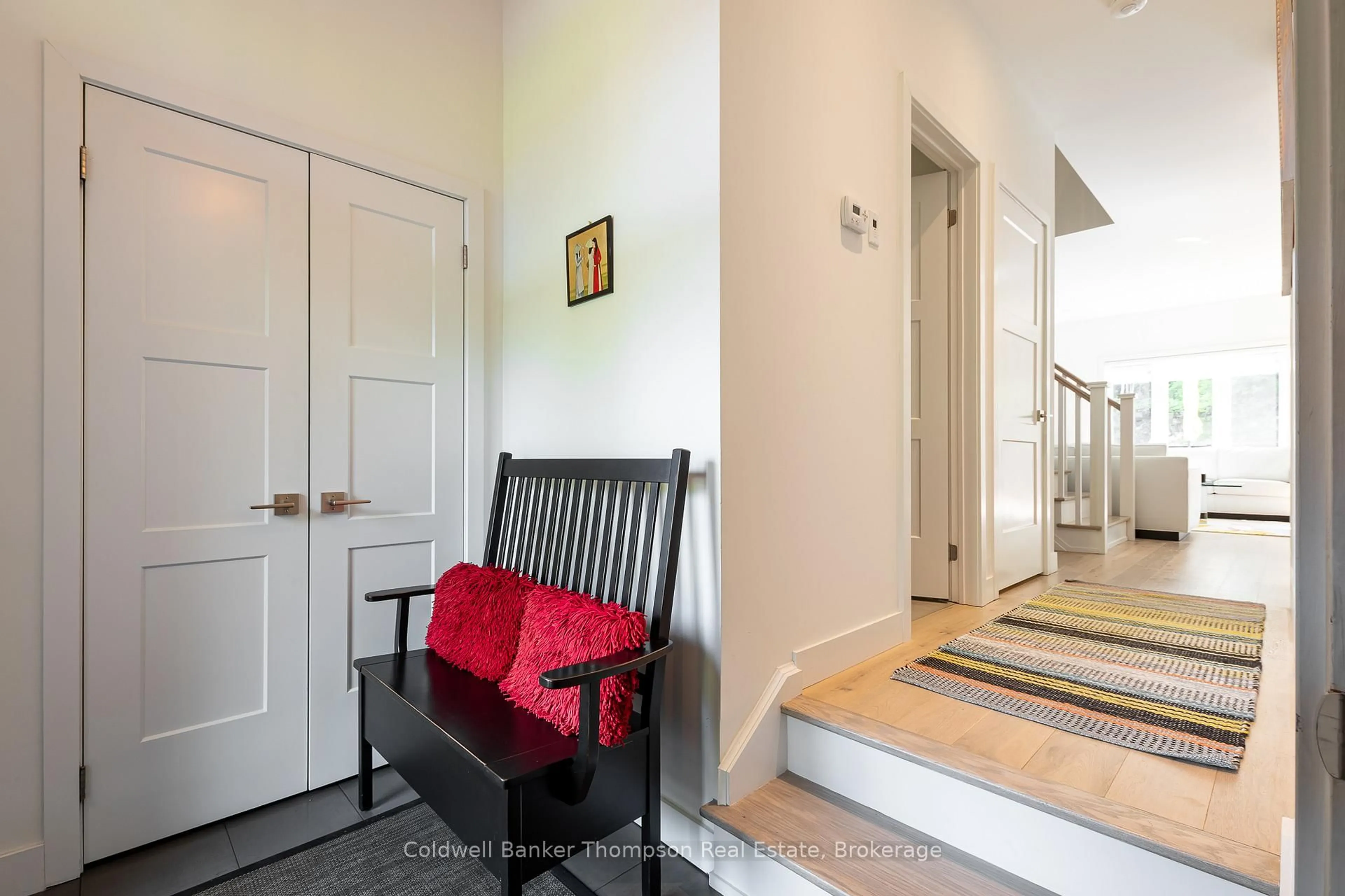 Indoor entryway for 21 Cascade Lane, Huntsville Ontario P1H 1Y3