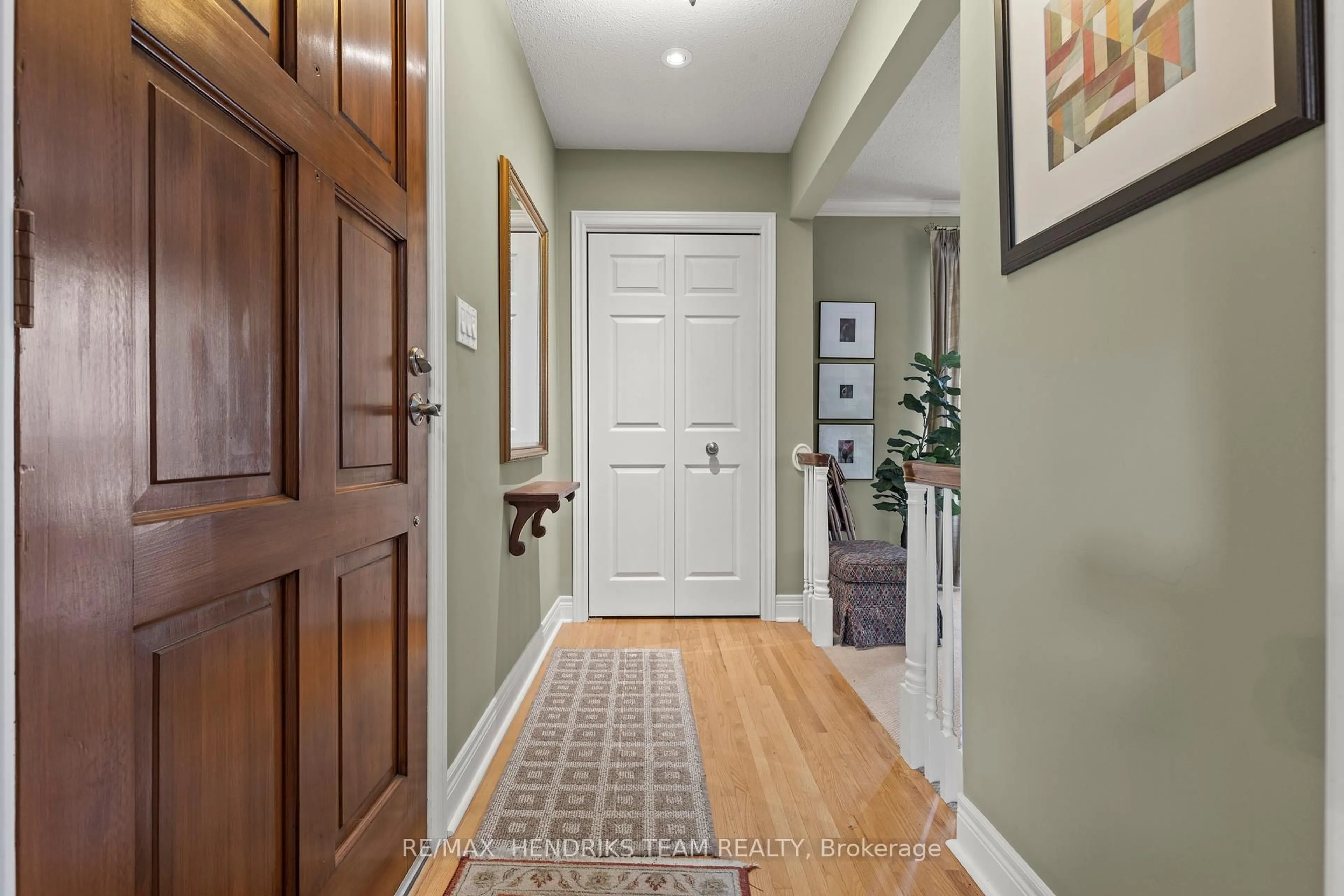 Indoor entryway for 704 Vine St, St. Catharines Ontario L2M 7L7