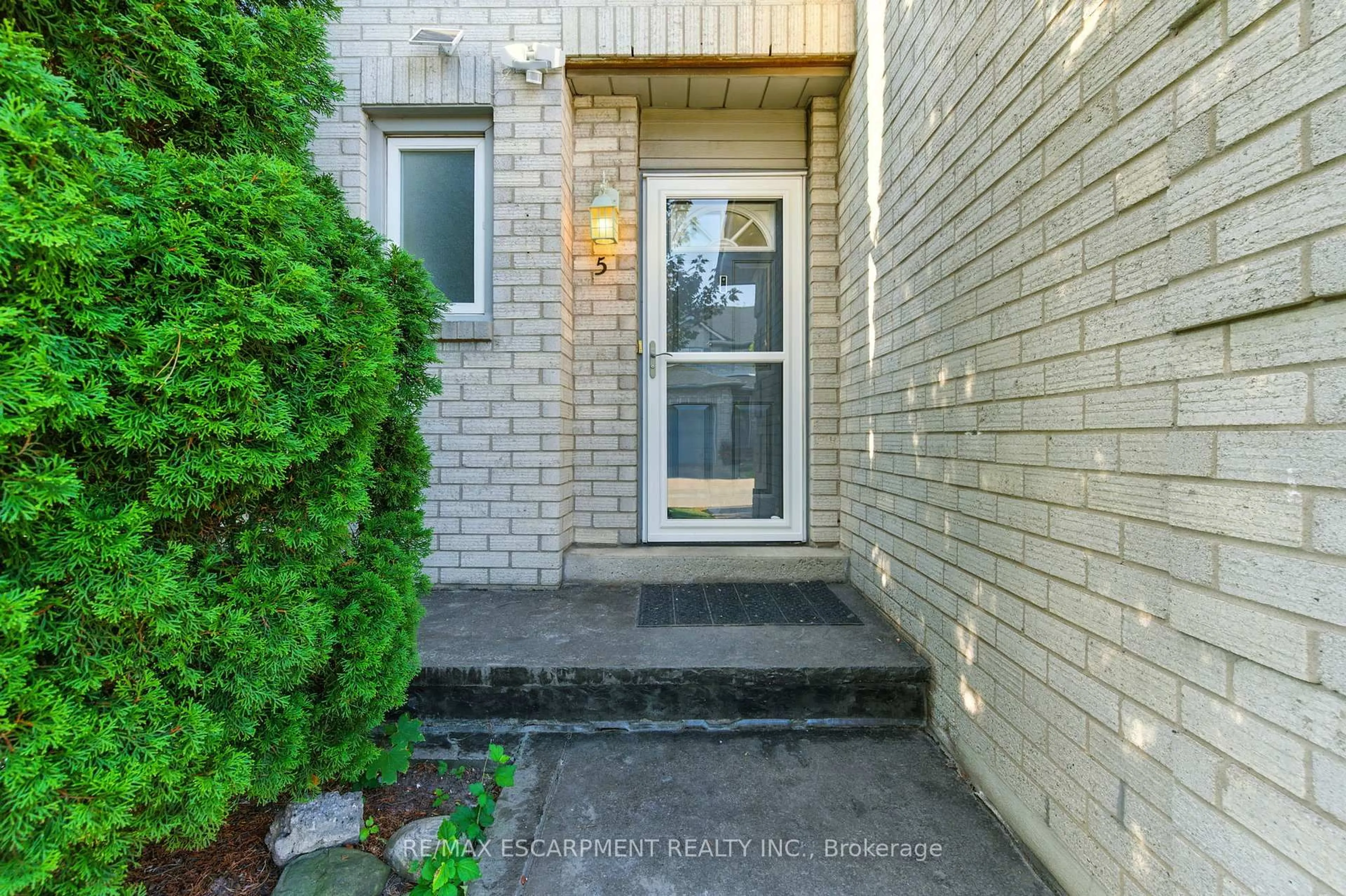 Indoor entryway for 1 Royalwood Crt #5, Hamilton Ontario L8E 4Y1