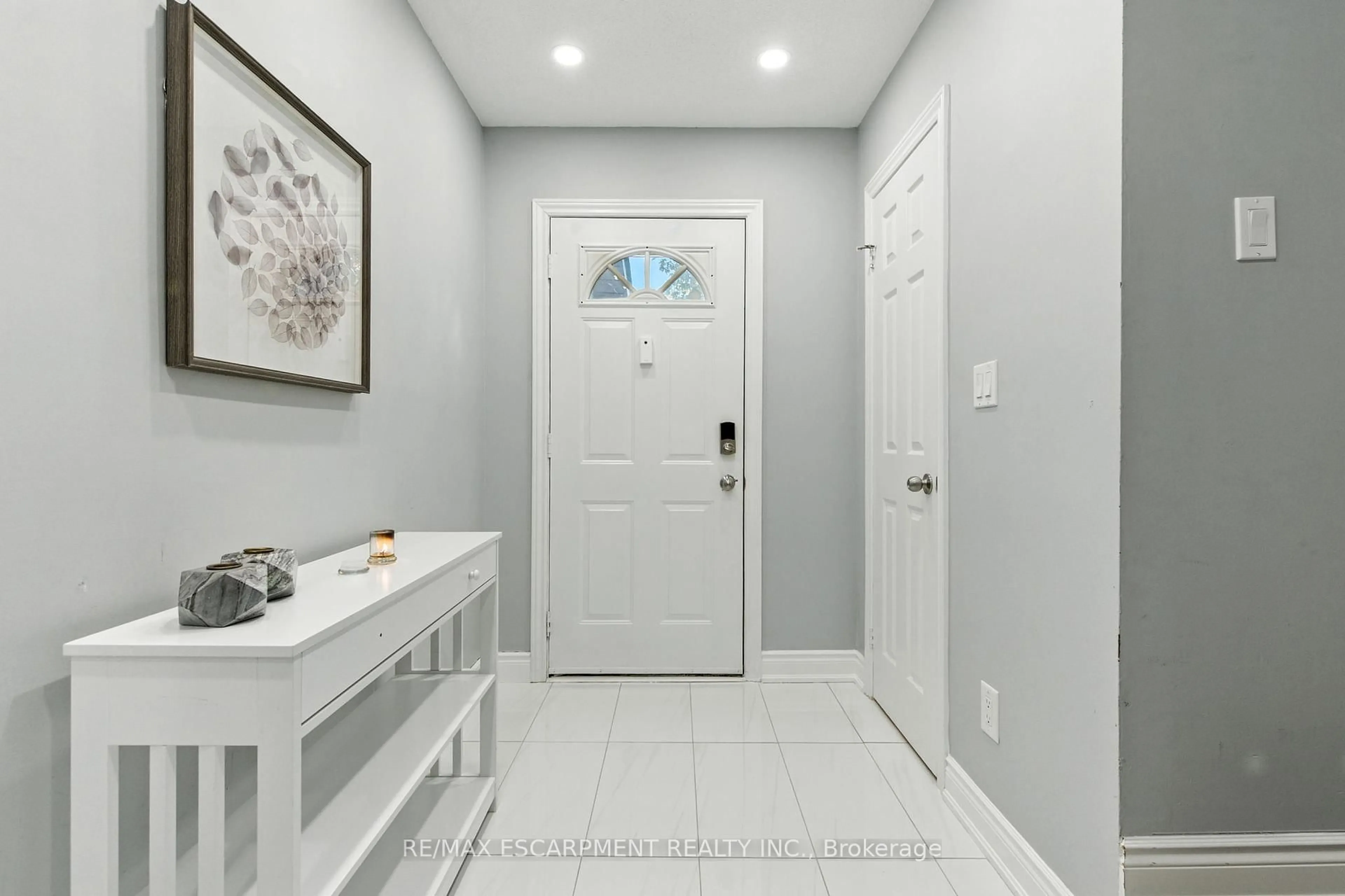 Indoor entryway for 1 Royalwood Crt #5, Hamilton Ontario L8E 4Y1