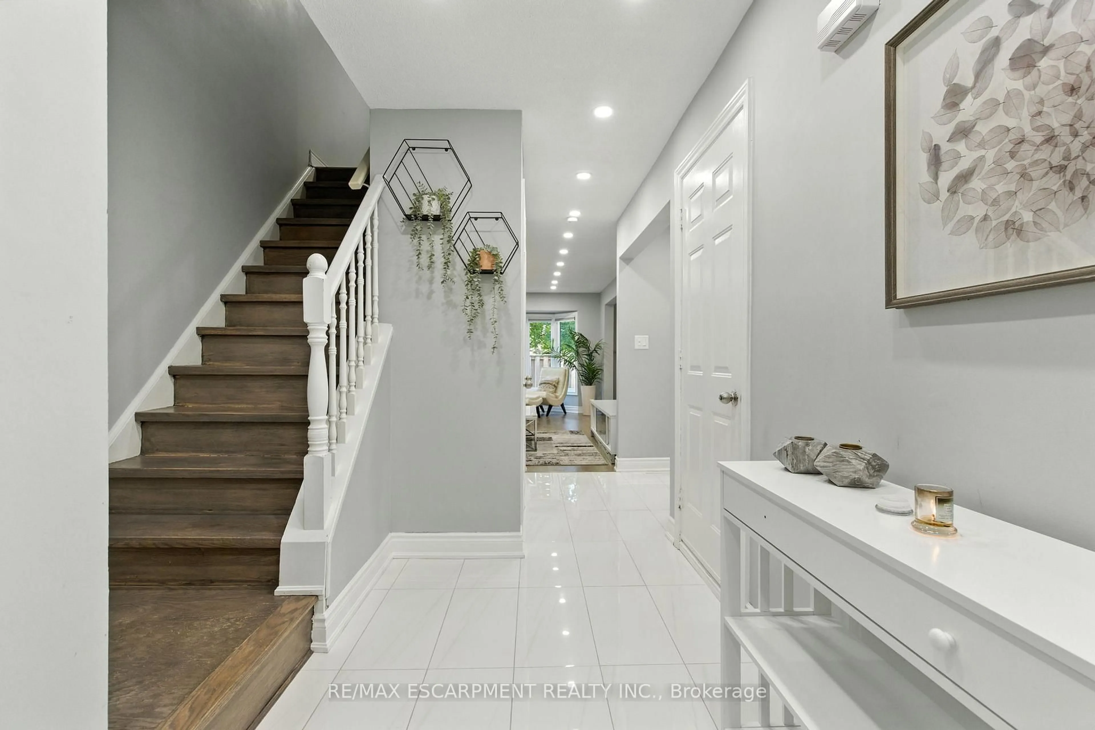 Indoor entryway for 1 Royalwood Crt #5, Hamilton Ontario L8E 4Y1