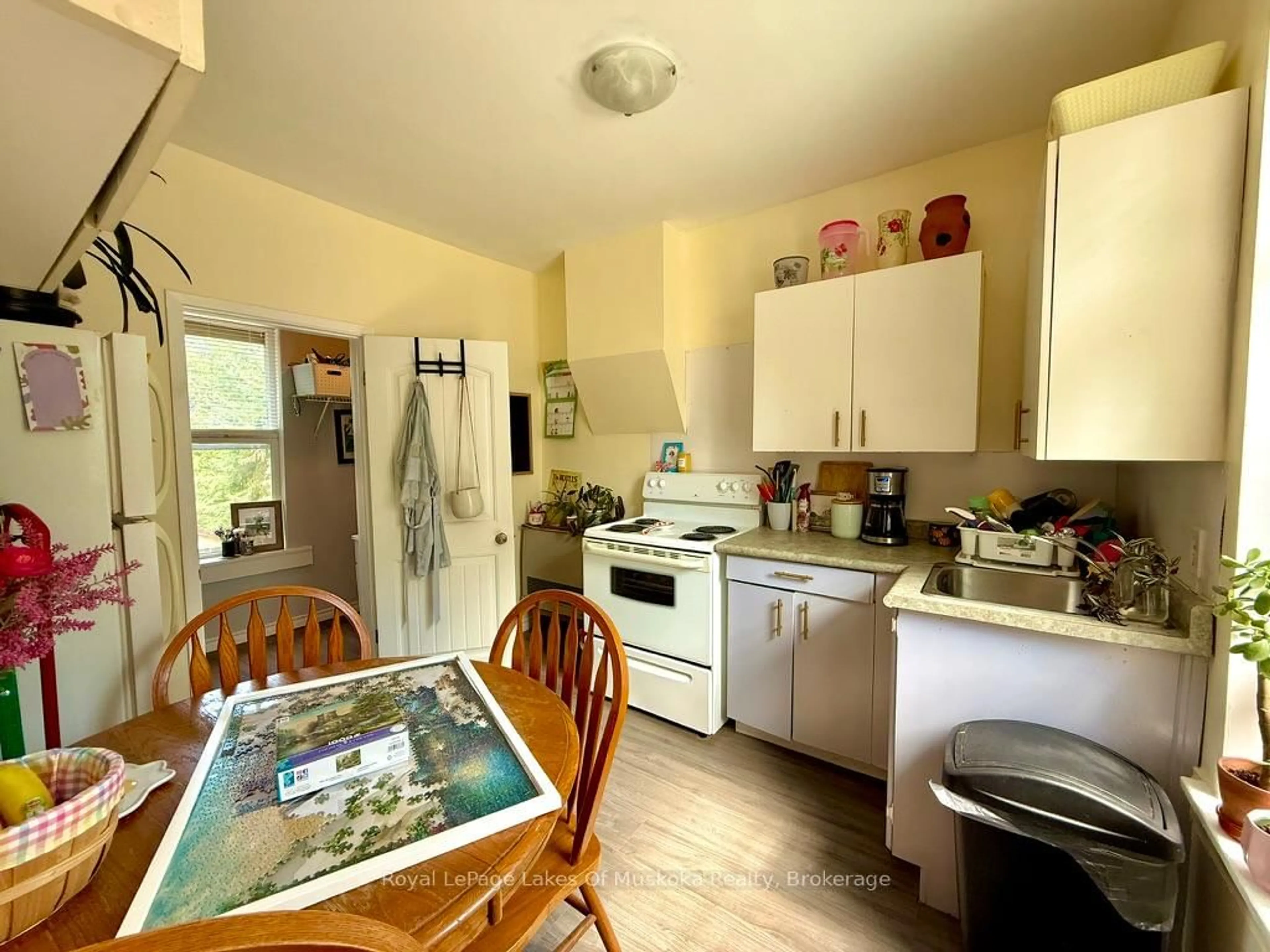 Standard kitchen, unknown for 4 Duncan St, Huntsville Ontario P1H 1W4