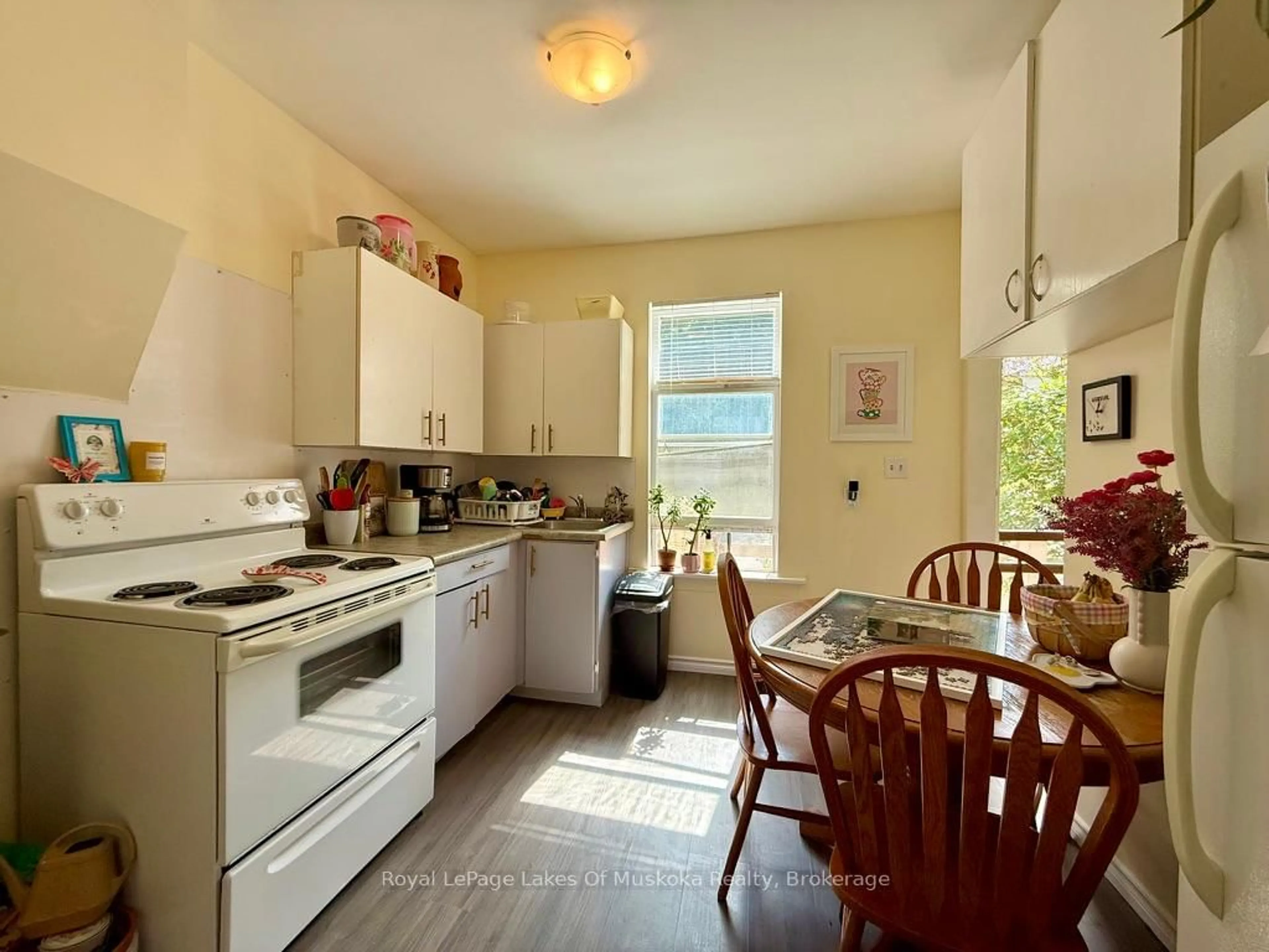 Standard kitchen, unknown for 4 Duncan St, Huntsville Ontario P1H 1W4