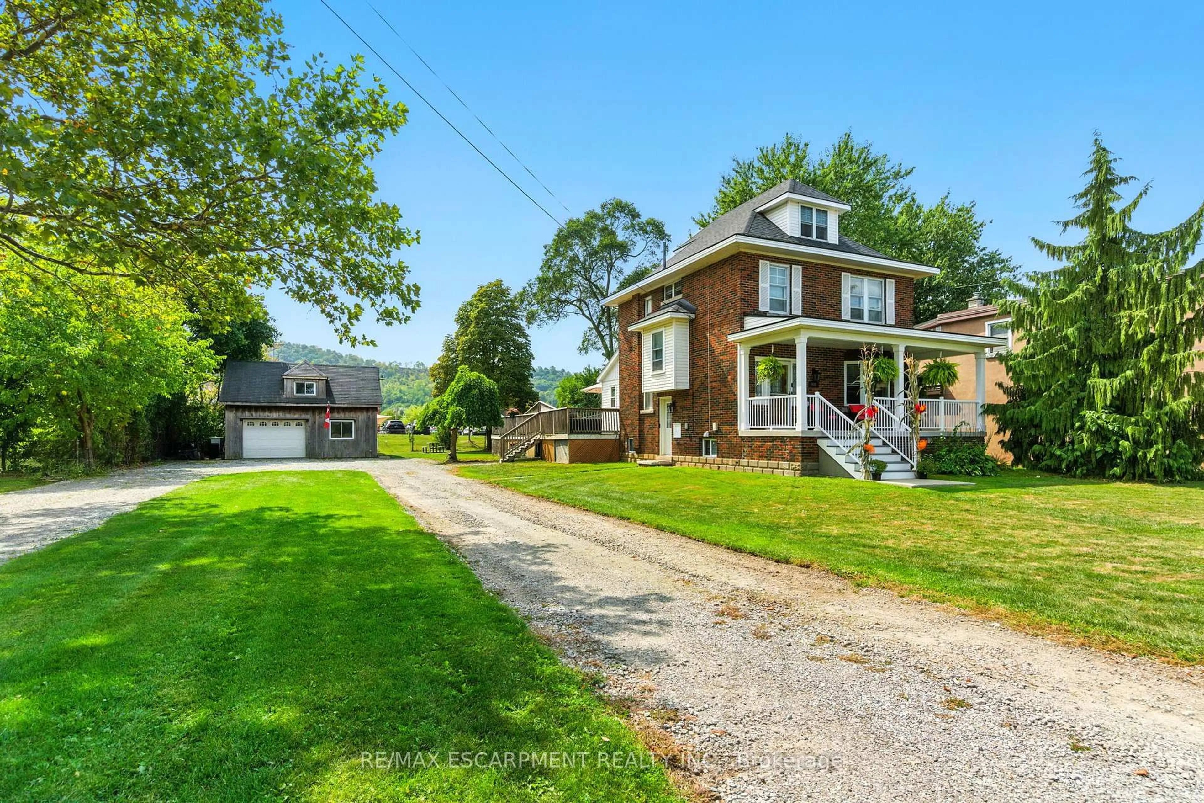 A pic from outside/outdoor area/front of a property/back of a property/a pic from drone, street for 908 Highway 8, Hamilton Ontario L8E 5J2