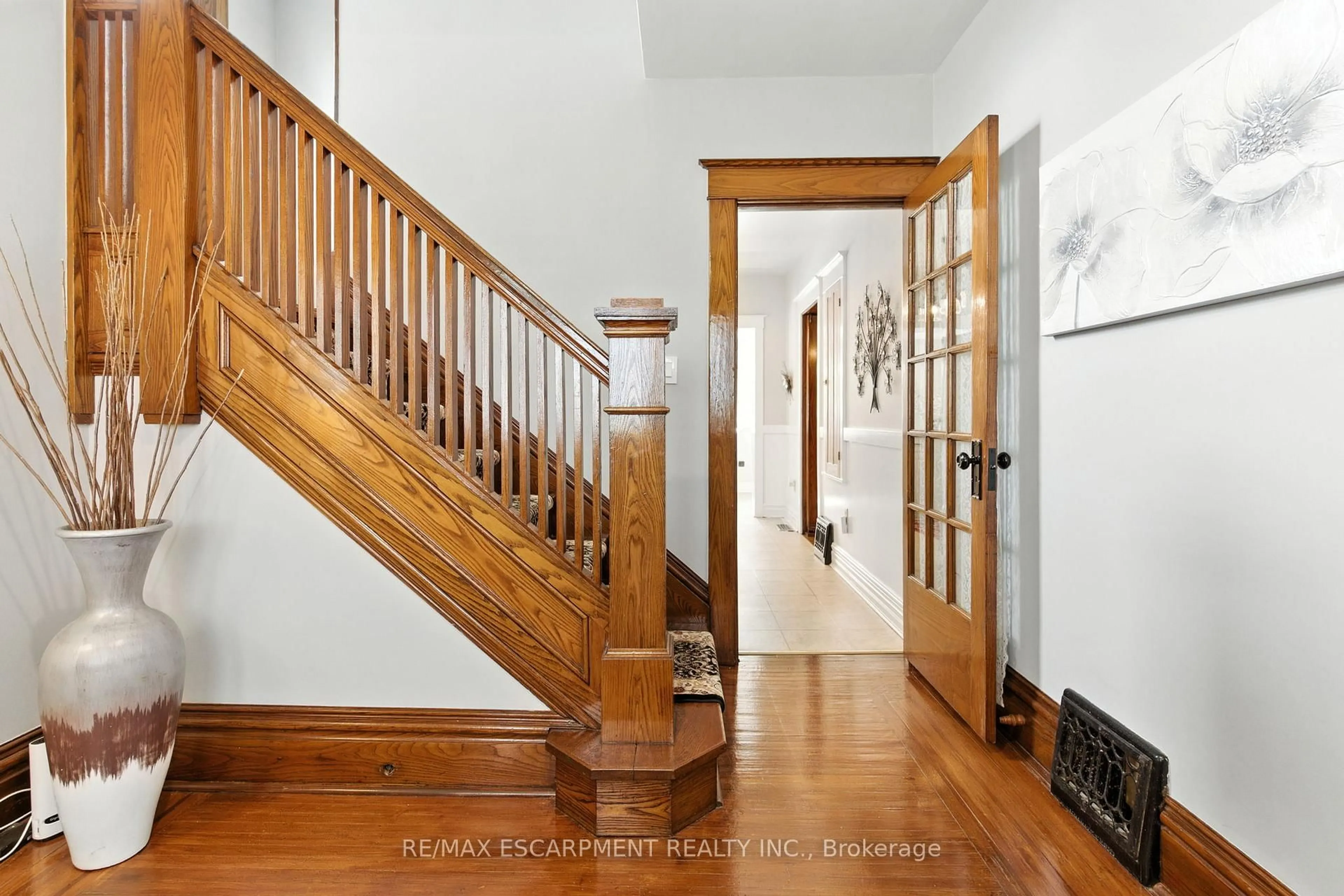 Indoor foyer for 908 Highway 8, Hamilton Ontario L8E 5J2
