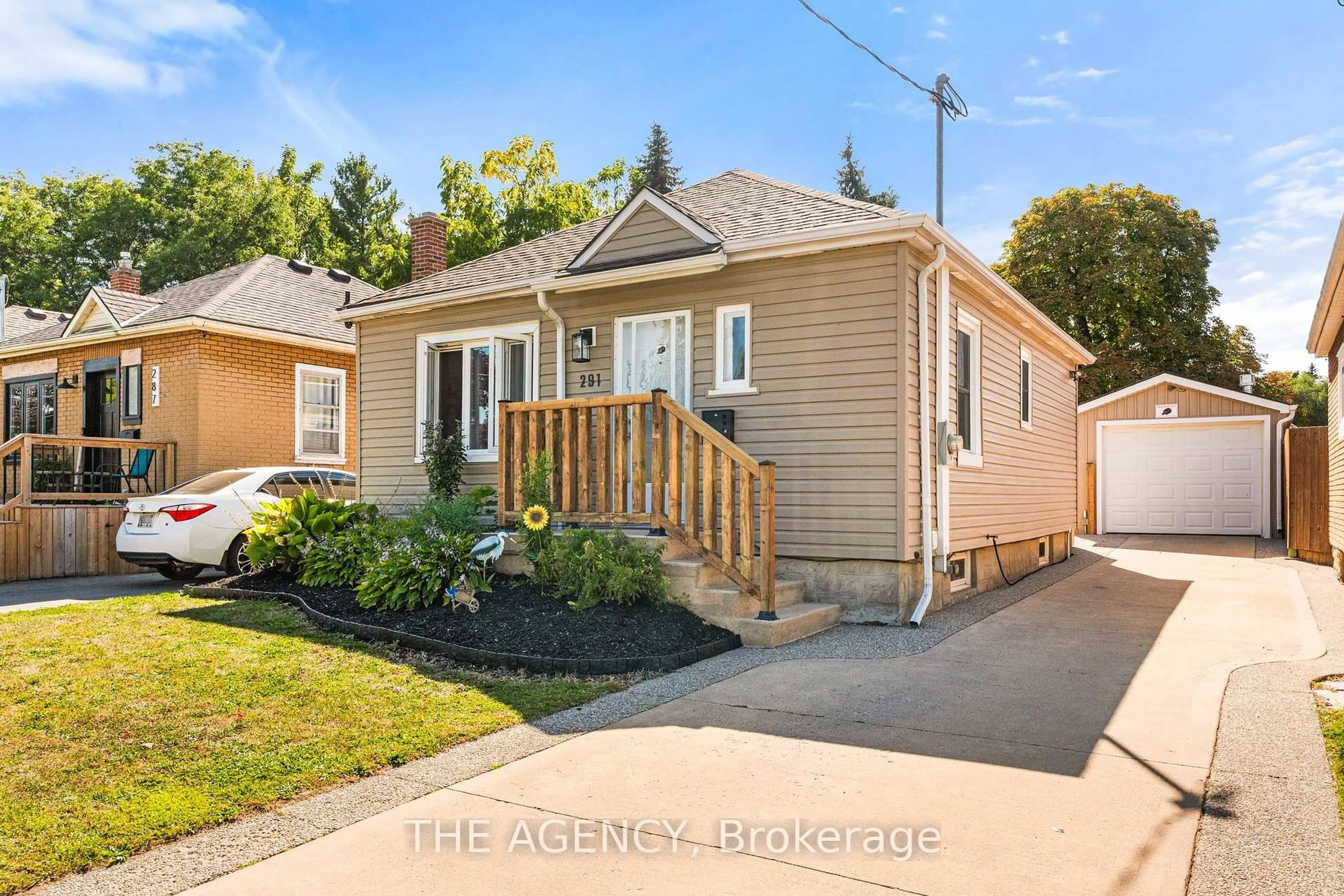 Home with vinyl exterior material, street for 291 Maple Ave, Kitchener Ontario N2H 4W9