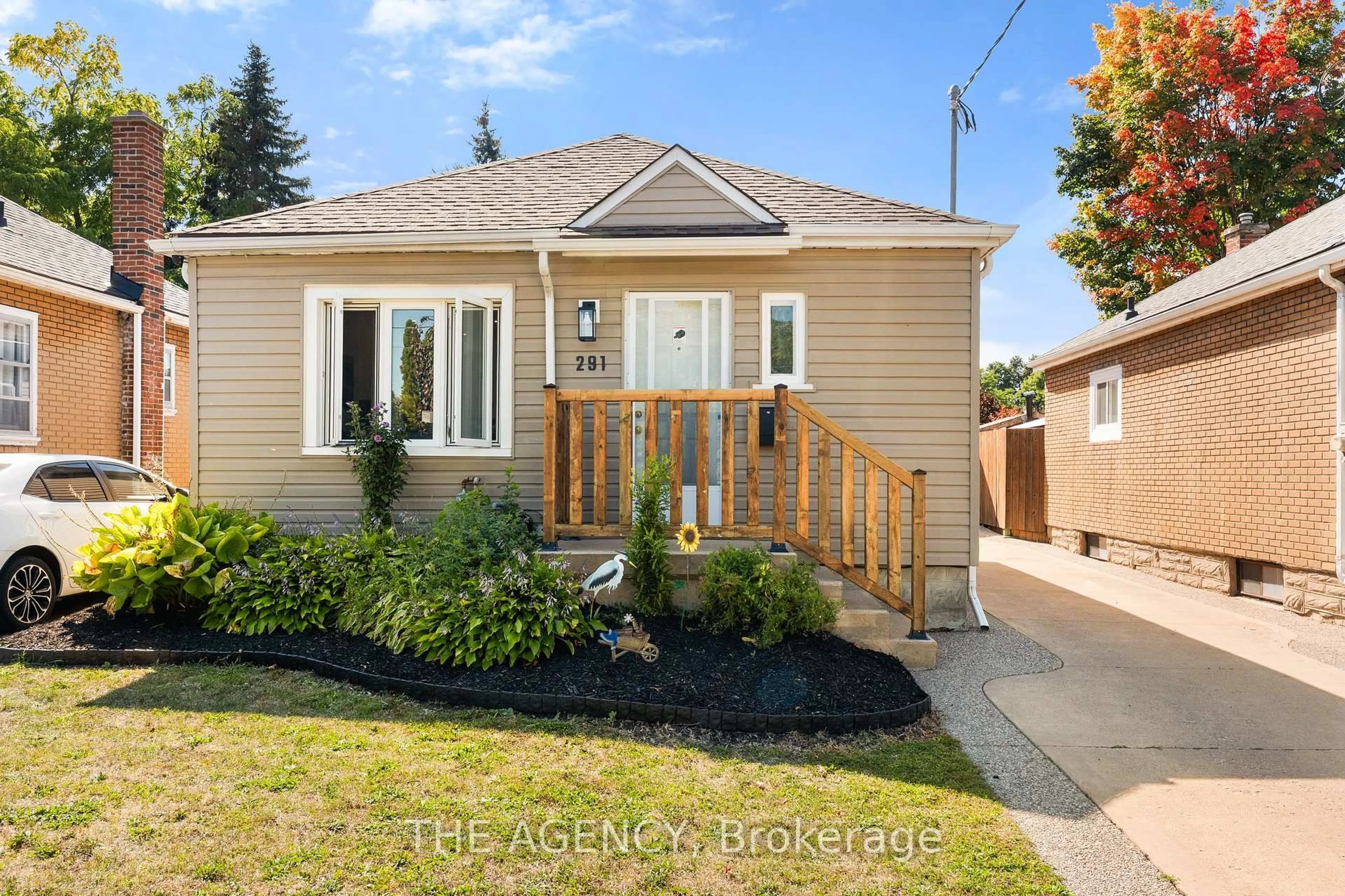Home with vinyl exterior material, street for 291 Maple Ave, Kitchener Ontario N2H 4W9