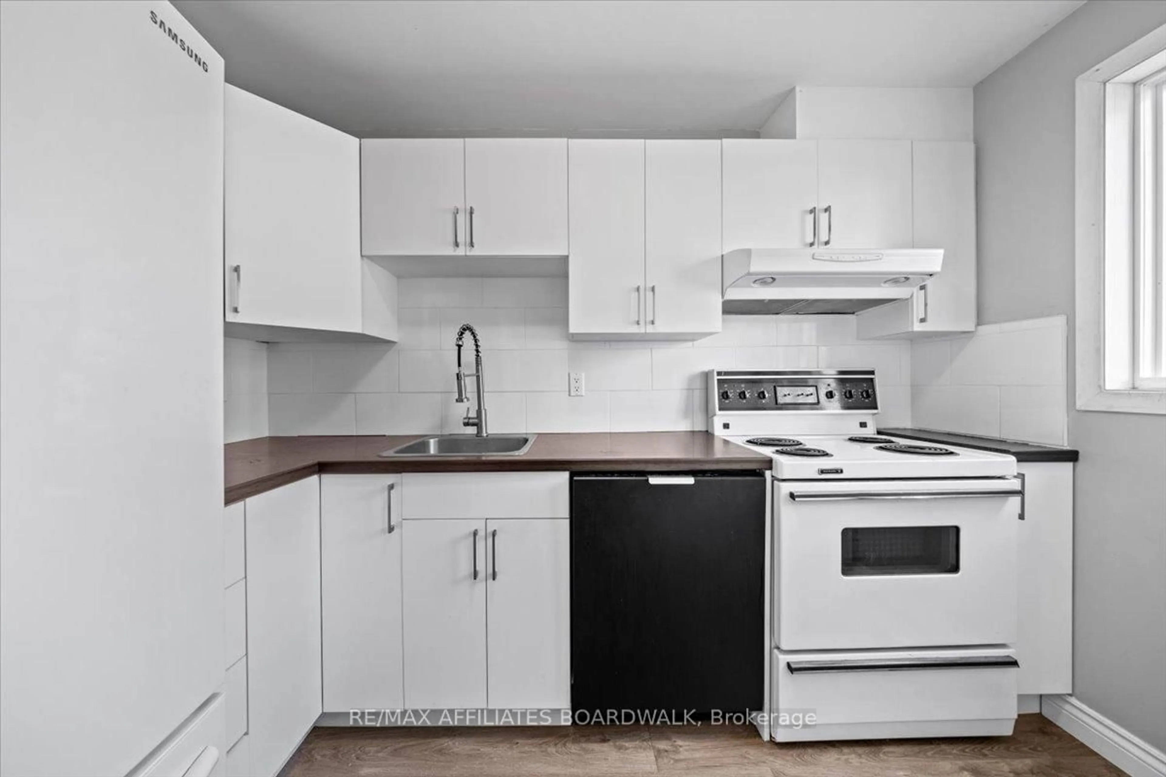 Standard kitchen, unknown for 6482 Bilberry Dr, Orleans Ontario K1C 4N8